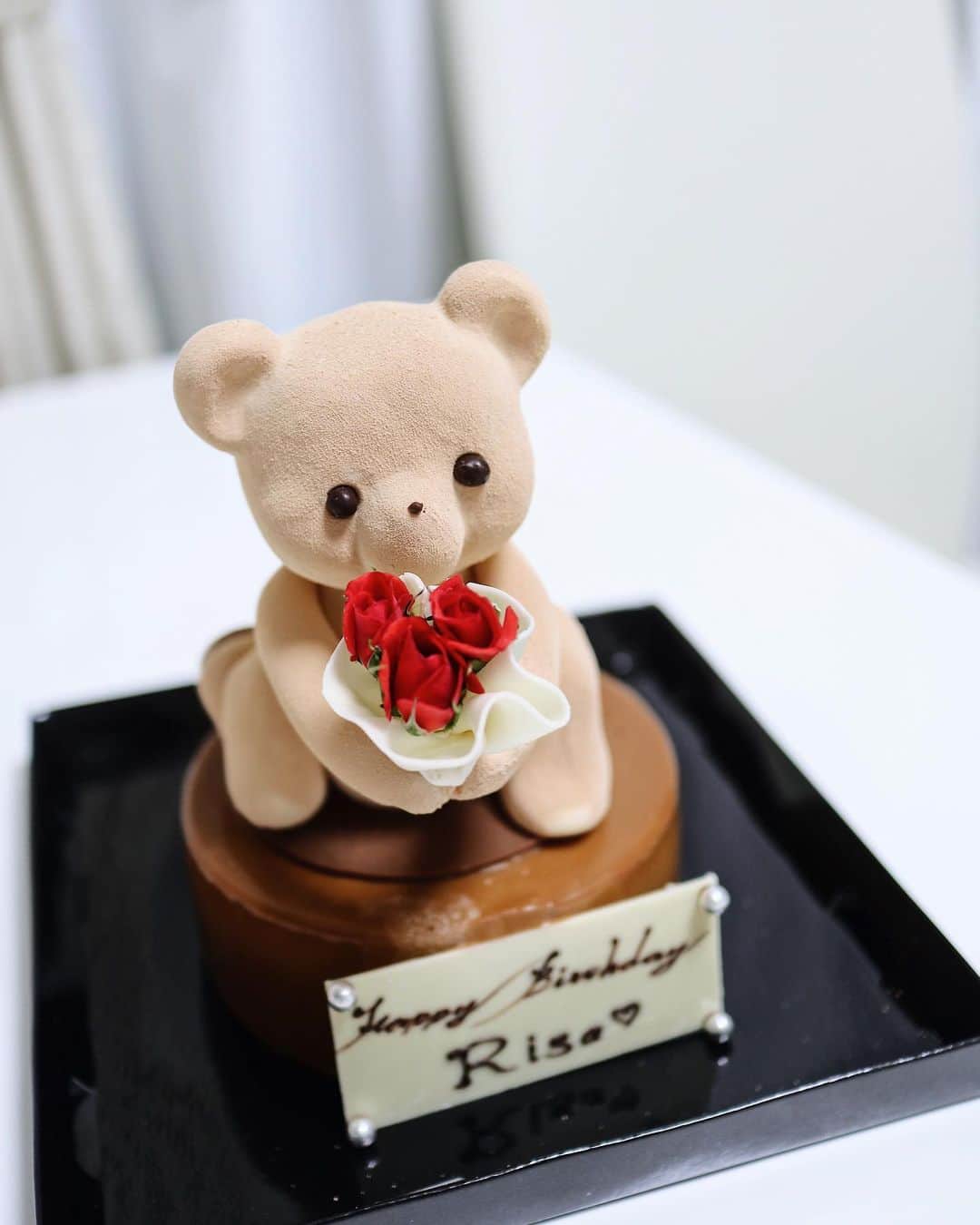 吉田理紗さんのインスタグラム写真 - (吉田理紗Instagram)「So cute♡ 「ひざまずいてるのがポイントだよー！」by主人。 いつも本当にありがとう💐 #birthdaycake #ルワンジュ東京」1月9日 19時30分 - yoshirisaa