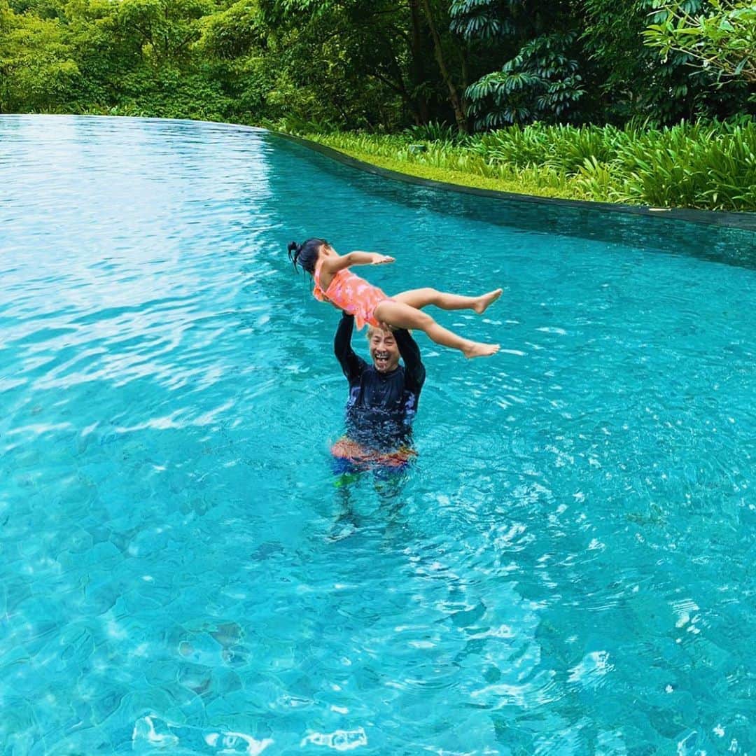 田村淳のインスタグラム：「シンガポールでの家族旅行 水中メガネを嫌がってた娘は 浮き輪を外して 泳ぎたがるようになりました！ 深いプールでも 水中メガネなし、浮き輪なしで 泳ぐので目が離せませんw  #きっと心配するが人いるだろうから… ※写真は高い高いして 優しく降ろしてるので 心配しないで下さい。 3歳の愛娘を投げたり出来ませんから」