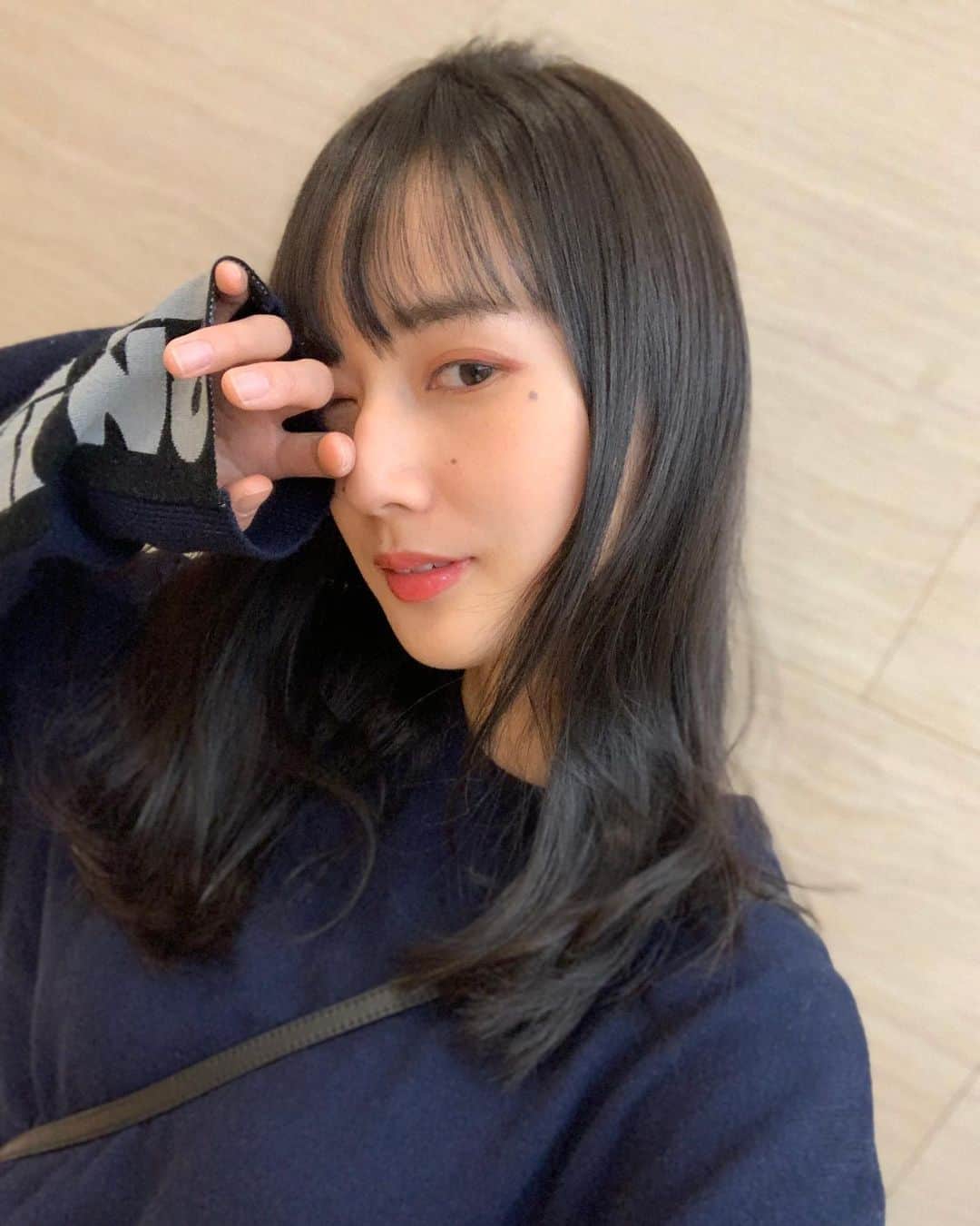 高嶋香帆のインスタグラム：「前髪作りました。照 髪型イメチェンしたので、新しいシャドウも買ったよ☺️ . 栗原さん、ありがとうございます！ @kurihara_motonori  髪色も少しずつ変えていきたいなと、計画中です！ . #ヘアアレンジ #黒髪 #前髪カット」