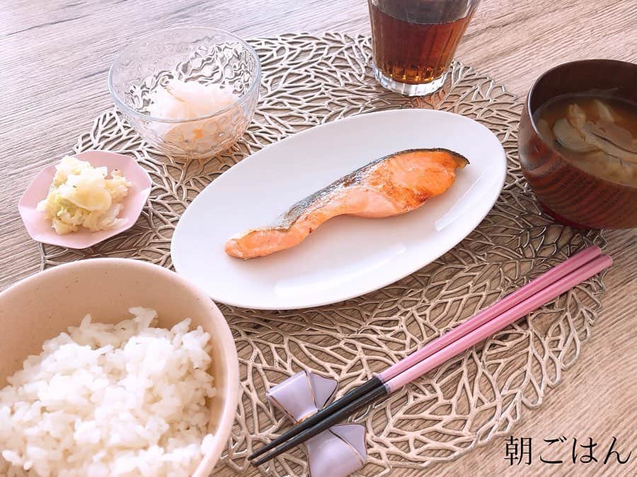 西村紗也香さんのインスタグラム写真 - (西村紗也香Instagram)「#きょうのさやかごはん﻿ 1/6﻿ ﻿ #朝ごはん﻿ THE！朝ごはん！﻿ のようなメニューでした♡﻿ ﻿ 鮭はだいたい1切れで﻿ たんぱく質…約14g﻿ 脂質…約5g﻿ が目安です🐟﻿ (鮭の種類や脂の乗り方によって前後有り)﻿ ﻿ ﻿ #昼ごはん﻿ 野菜ジュースと和風ツナマヨ🍙﻿ バタバタしてても絶対にご飯は食べる！﻿ ﻿ ダイエット中のオススメのおむすびの具は…﻿ ▶︎鮭﻿ ▶︎昆布﻿ ▶︎おかか﻿ ▶︎梅﻿ ▶︎とり五目﻿ ▶︎いくら﻿ ▶︎たらこ、明太子﻿ ▶︎玄米﻿ このあたりです♡﻿ ﻿ 危険なのは…﻿ ▶︎ツナマヨ﻿ ▶︎明太マヨ﻿ ▶︎チャーハン系﻿ ▶︎焼肉やカルビ系﻿ ▶︎ピラフ﻿ ▶︎おいなりさん﻿ ▶︎ネギトロ﻿ ▶︎チーズ入り﻿ このあたりです(*_*)﻿ ﻿ ダイエットしていなければなんでもOK🙆‍♀️﻿ 私はダイエット中でなくても﻿ パンよりご飯派です🍚﻿ ﻿ ﻿ #夜ごはん﻿ 焼き鳥屋さん🐓✨﻿ お友達との食事だったので﻿ 途中から撮るのはやめました。﻿ ﻿ お酒は…﻿ 生ビール2杯🍺﻿ 日本酒1合🍶﻿ レモンサワー1杯🍋﻿ ﻿ ﻿ 楽しむ時は楽しむ♡﻿ ダイエット中でなければ翌日の朝昼で調整﻿ ダイエット中であれば翌日から3日間調整﻿ ﻿ がマイルールです(^^)﻿ ﻿ ﻿ ﻿ ﻿ ﻿ ﻿ ﻿ #栄養コンシェルジュ #食事記録 #食事指導 #痩せる食べ方 #痩せる習慣 #リバウンド #ダイエット #インスタダイエット #食べて痩せる #リバウンドしないやせる食べ方」1月9日 19時40分 - _sayakanishimura_