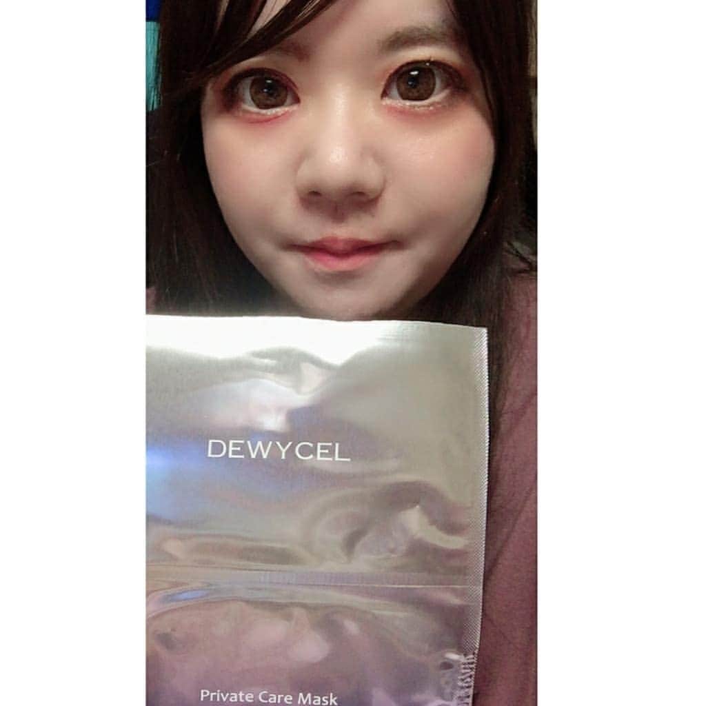hoshizaki eriのインスタグラム：「. こんばんは🌃✨♥ . @dewycel_japan の Private Care Mask を 最近スキンケアに 取り入れています♥👏 . アンプルマスク、上層マスク、 下層マスクと、 三種類のマスクで 顔全体をパーフェクトに 潤してくれます♡ 毛穴の汚れや角質層の汚れも このマスクを使って完璧ケア🐰 乾燥する肌やニキビ肌の ケアにもOK🙆 . 一週間に一度のスペシャルケア！ 肌が本当にツルすべになるの💕 . やっぱり韓国コスメは優秀だし 大好きー❣️✨ Amazonで購入出来るので 是非試してみて下さい💕✨🐰 . . @dewycel_japan  #dewycel #デュイセル #dewyholic #pleciousvaluabledewycel #ニキビ #skincare #beautyitem #beautycare #seatmask #韓国コスメ #韓国コスメレビュー #PR #美容ライター #コスメオタク#美容垢 #キュレーター #コスメマニア #beautyambassador #맞팔 #팔로미 #뷰티인스타 #인생템 #화장품추천」