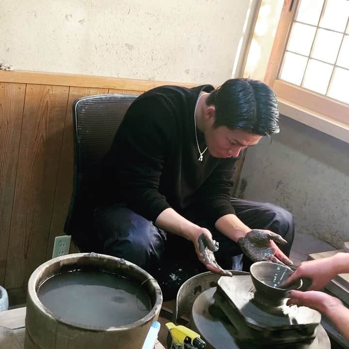 山本由伸のインスタグラム：「この前友達の家で備前焼を作らせてもらいました✨🍚 お茶碗つくりました✨ 趣味は陶芸になりました。笑 めちゃめちゃ真剣フェイス🙄笑 #備前焼#陶芸」