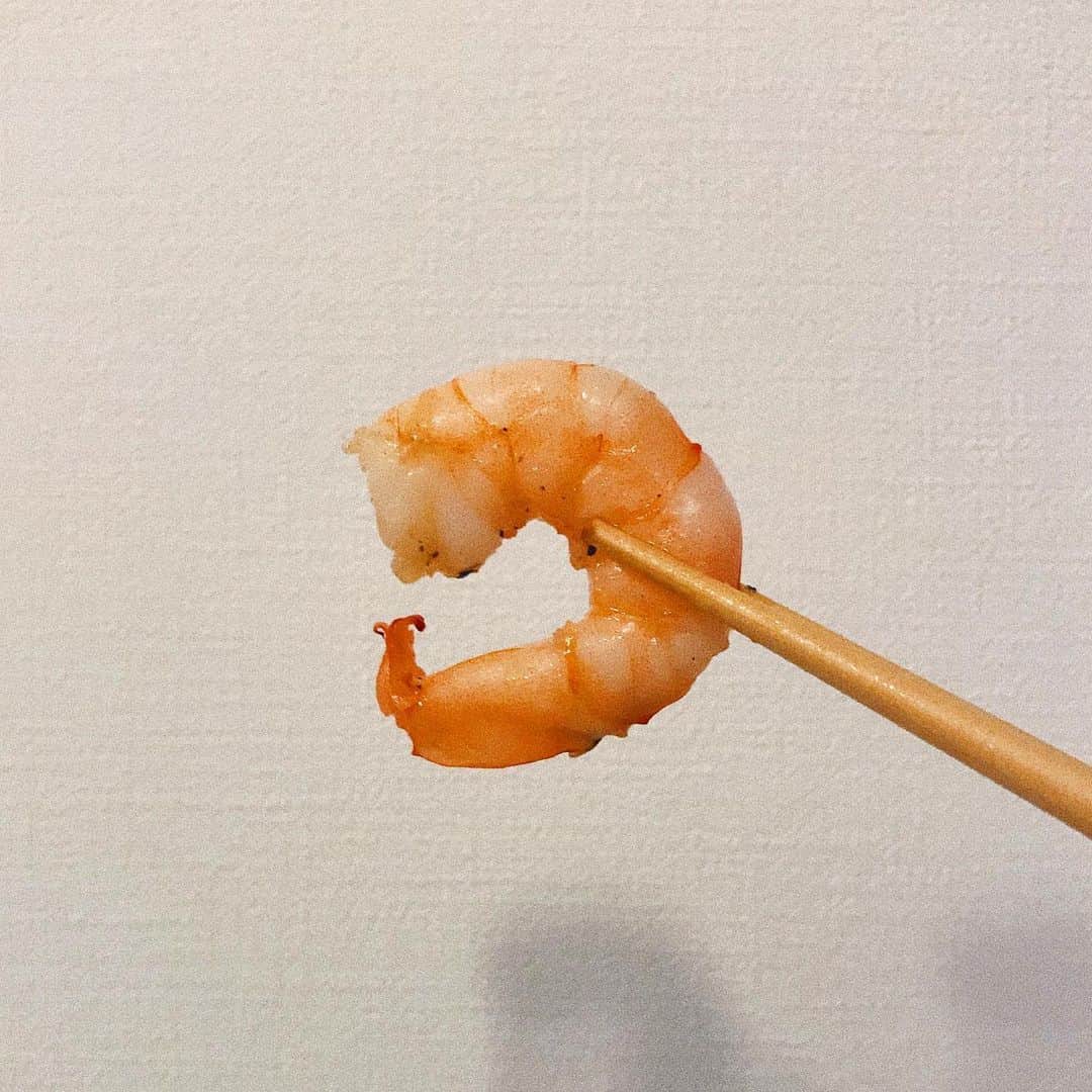 真山朔のインスタグラム：「🦐 昨日、卒論提出したご褒美に、 今日はえびをお腹いっぱい食べた！ えびだけのアヒージョにした🤝 フランスパン買えばよかった… 何も考えず作ったからオリーブオイルに悪いことした。  暫く怠惰に過ごしたい〜 ガラスの仮面一気読みとかしたい〜 心置きなく遊びたい！」