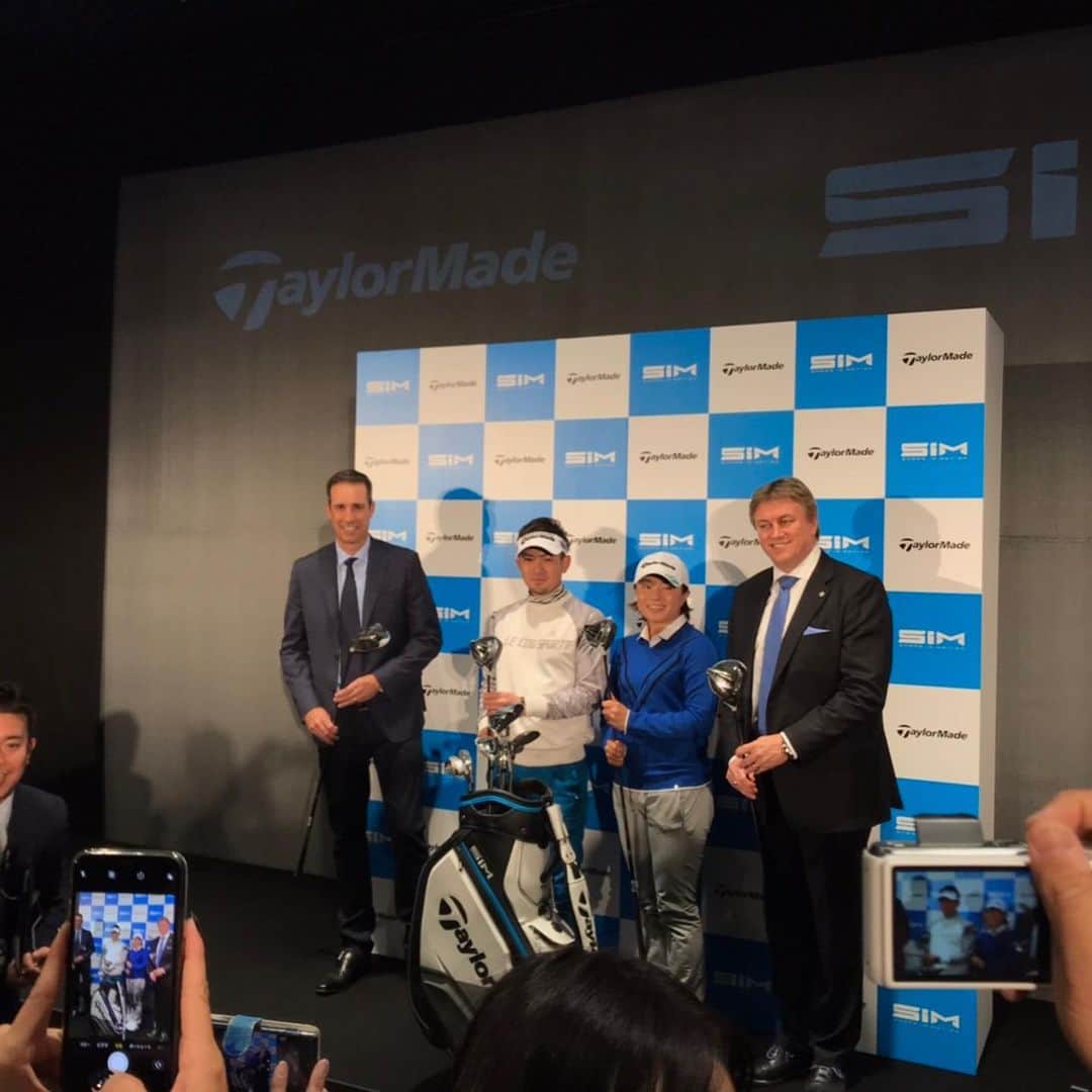 塩見好輝のインスタグラム：「今日はテーラーメイドの新作発表会でした⛳️今年もお世話になります🙇‍♂️ 新しいギアに着いて喋ってきました🙆‍♂️ どんどん進化していきます‼︎ #taylormade #sim #golfstagram #golf #3150#lecoqgolf #isps#pgm #ゴルフ#ゴルフ男子#ゴルフ女子 #新作発表会#永峰咲#塩見好輝」