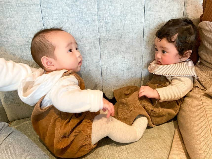 Ayaさんのインスタグラム写真 - (AyaInstagram)「こちらにもup🧡癒し👶🏻🧡 セナちゃんに顔ずっと触られてたケイト。笑 ひたすらやられっぱなしで面白かった😂💕 #強くなれよ〜👩🏻 . . #0歳#生後5ヶ月#男の子#男の子ママ#たまひよ #新米ママ#ベビフル#コドモノ#ママリ#8月生まれ #赤ちゃんのいる生活#令和ベイビー  #baby#babyboy#ベビー服#今日のけいぴ」1月9日 19時53分 - aya__fit