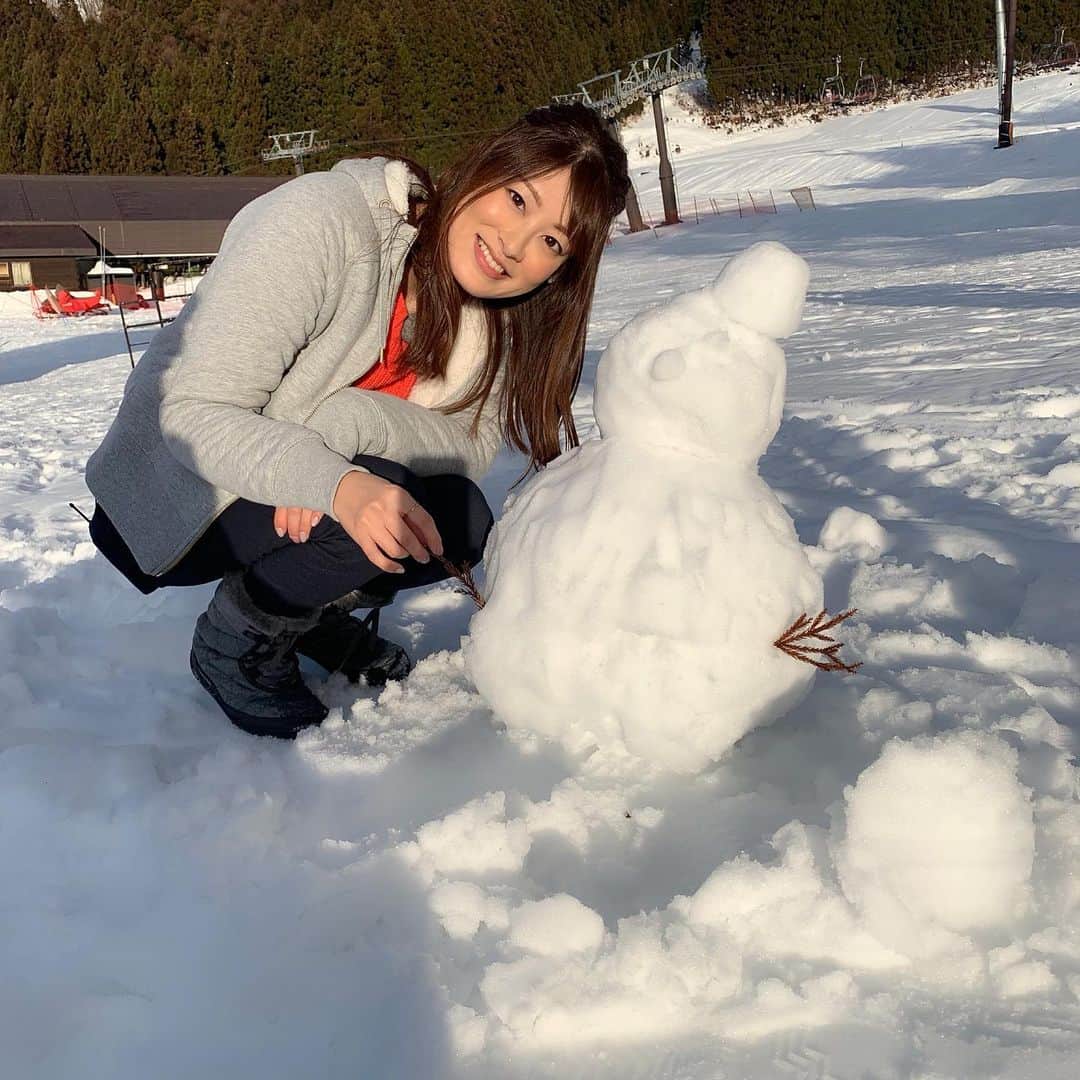 小宮山瑞季さんのインスタグラム写真 - (小宮山瑞季Instagram)「スキー場でスタッフさんが作った 雪だるま❄️☃ その雪だるまとちゃっかり握手してます。(笑) #疾風ロンド をテレビでみた次の日に野沢温泉スキー場にいったので、ここでロケしてたのか～とテンション上がってました♥️ やっぱり冬はゲレンデだ！！！！！ ・ #雪だるま #雪だるまつくろう #歌いたくなるよね #アナと雪の女王 #帽子かぶってたから #髪ぐしゃぐしゃ #阿部寛 #大倉忠義 #大島優子 #映画ロケ #会いたかった #うらやましい #映画 #ロケ地 #野沢温泉スキー場 #冬の信州 #ゲレンデ #ウィンタースポーツ #スキー #skiing #スノーボード #snowboarding #winter #nagano #snowman #長野放送 #アナウンサー #小宮山瑞季 #今日のこみぃ」1月9日 19時55分 - komiyama_mizuki