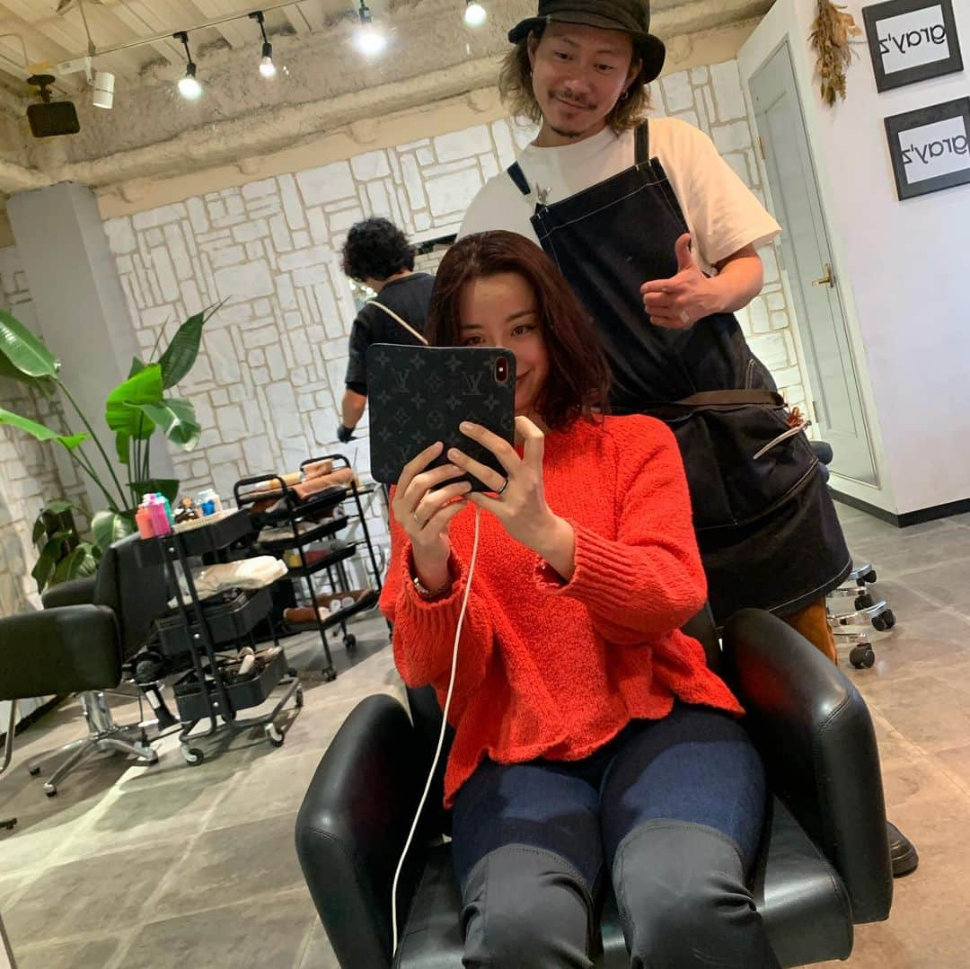 PINKYさんのインスタグラム写真 - (PINKYInstagram)「髪をバッサリ✂️切りました😁❤️ . こんなに短くしたのは子供の頃以来！💫 .  カットとカラーは @grayz_osaka の @toyo0411 にお願いして、めっちゃ綺麗なシルエットに整えてもらいました🌟 . 適当に巻いてもいい感じになるし、シャンプー後にただ乾かすだけでも綺麗なシルエットになるので本当にありがたい🥺🙏✨ . そして、めちゃめちゃ、めちゃめちゃ生活が楽です😭💖 肩凝りまで軽くなりましたw . お母さん達が皆んな髪を短くしていくのが分かる〜！！ . @grayz_osaka @toyo0411 thanx🌟 ・・・ ・・・ #love #happy #family #mamalife #haircut #hairchange #bobhaircut #grayzosaka」1月9日 19時56分 - shanti_pinky_shanti