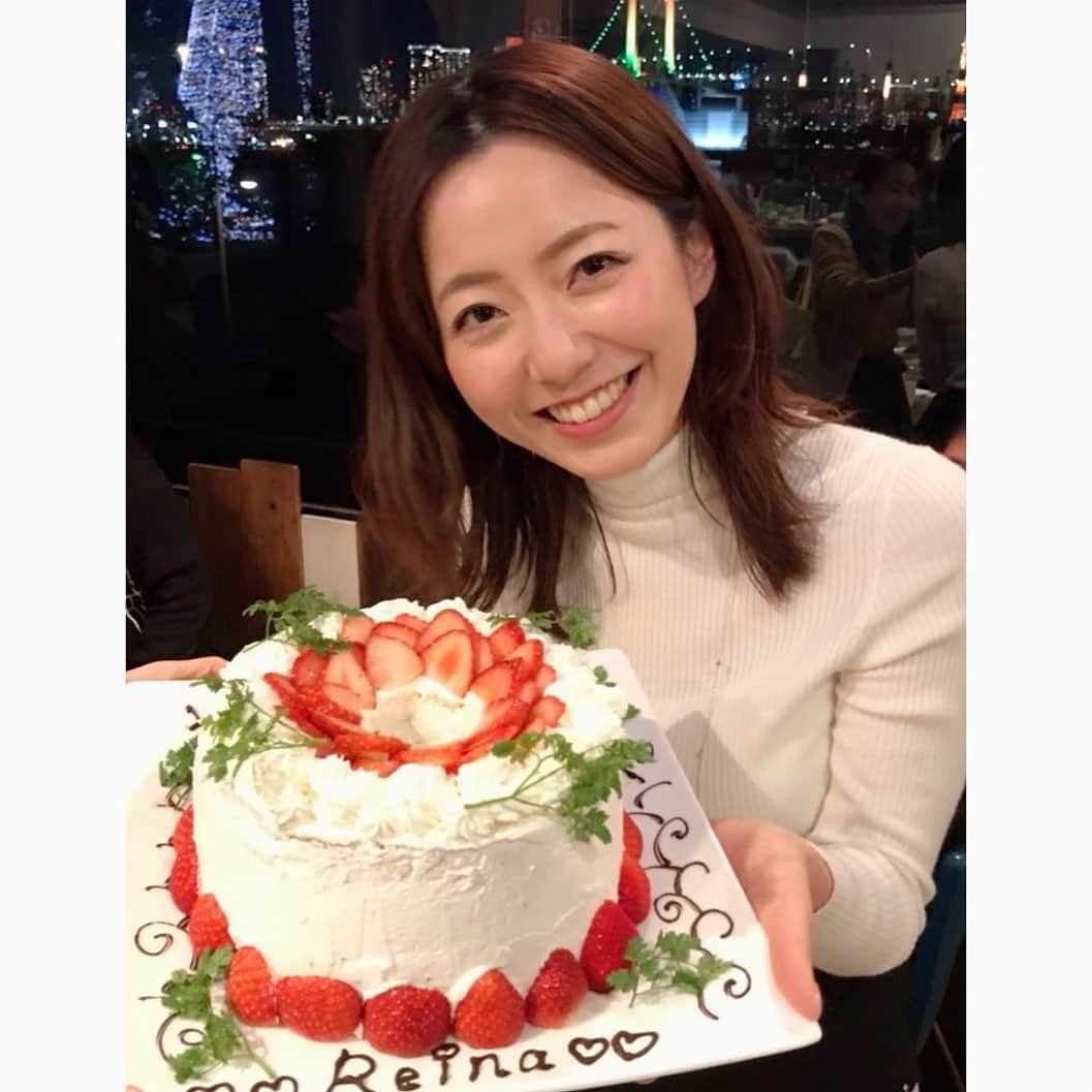 内田嶺衣奈さんのインスタグラム写真 - (内田嶺衣奈Instagram)「2020年1月6日、 30歳になりました＊  先日番組の新年会でお祝いして頂きました☺️ ありがとうございます。  あっという間に30代。 まだあまり実感は湧きませんが、 なんだか晴れ晴れとしたきもちで迎える事が出来ました☀️ ここまで育ててもらった周りへの感謝をあらためて感じるタイミングとなりました＊  そして、30代もがんばるぞ💪！ときもち新たに。 いつだって始まりは根拠のないやる気に満ちています✨  すてきな30代へ いいスタートダッシュをきれるよう、 この1年精進してゆきます🌸 周りの人を大切に、過ごしていけますように＊  引き続きどうぞよろしくお願いします😊  #30 #ついに #三十路！！！ #メモリアル♡ #いつもありがとうございます #あたたかいメッセージ全て読んでいます🙏 #幸せです」1月9日 19時57分 - reina.uchida