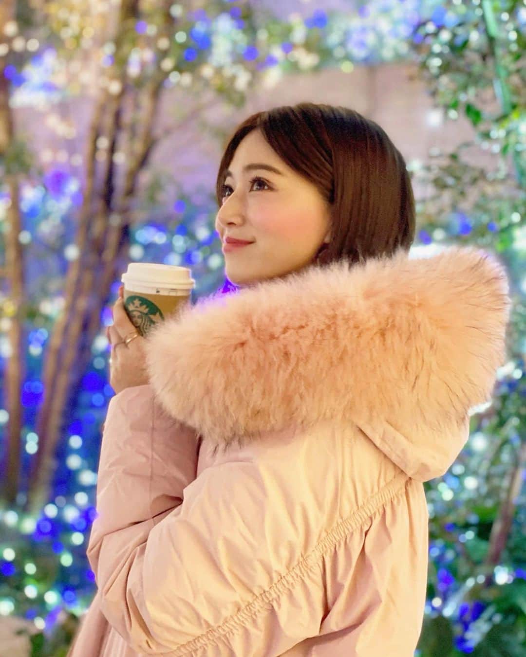 石井里奈さんのインスタグラム写真 - (石井里奈Instagram)「こんばんは☃️❄️ . 最近夜はすっかり寒いので、ダウン着ることが多いです🐻 韓国ブランド @imvely_jp のお気に入りのピンクのダウンコート💕 . ふわふわのピンクのファーが可愛くて一目ぼれ☺️首元にファーがあると何か可愛く見える気がします🧐 . 冬は冬で寒い中で飲むスタバがまたとっても美味しいんだよね☺️💓 . 今日通勤してたら電車で今年のJRSKISKIの広告が出てて、私も雪景色を見に行きたくなりました❄️✨あの広告のシリーズ可愛くて大好き💕 . なので帰宅時の音楽は、広瀬香美を聞いて帰りました🎵笑 今日もお疲れ様でした🎈✨ . #ダウンコート #韓国 #韓国旅行 #韓国ファッション #korea #韓国土産 #オルチャンファッション #オルチャン #pink #ピンク #ファー #ファーコート #防寒コーデ #スタバ #スターバックス #starbucks #JRSKISKI #SKI #スキー #雪 #snow #snowman #冬 #winter #イルミネーション #ソウル #korean #koreanfashion #スキー場 #りなまるコーデ」1月9日 20時08分 - ri7tin1025