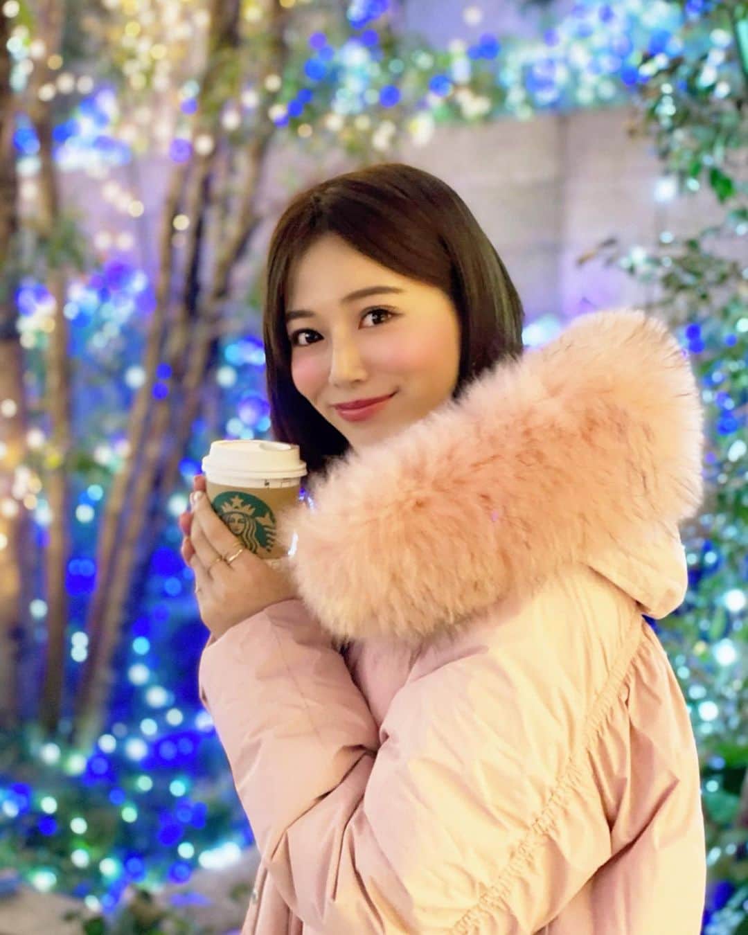 石井里奈さんのインスタグラム写真 - (石井里奈Instagram)「こんばんは☃️❄️ . 最近夜はすっかり寒いので、ダウン着ることが多いです🐻 韓国ブランド @imvely_jp のお気に入りのピンクのダウンコート💕 . ふわふわのピンクのファーが可愛くて一目ぼれ☺️首元にファーがあると何か可愛く見える気がします🧐 . 冬は冬で寒い中で飲むスタバがまたとっても美味しいんだよね☺️💓 . 今日通勤してたら電車で今年のJRSKISKIの広告が出てて、私も雪景色を見に行きたくなりました❄️✨あの広告のシリーズ可愛くて大好き💕 . なので帰宅時の音楽は、広瀬香美を聞いて帰りました🎵笑 今日もお疲れ様でした🎈✨ . #ダウンコート #韓国 #韓国旅行 #韓国ファッション #korea #韓国土産 #オルチャンファッション #オルチャン #pink #ピンク #ファー #ファーコート #防寒コーデ #スタバ #スターバックス #starbucks #JRSKISKI #SKI #スキー #雪 #snow #snowman #冬 #winter #イルミネーション #ソウル #korean #koreanfashion #スキー場 #りなまるコーデ」1月9日 20時08分 - ri7tin1025