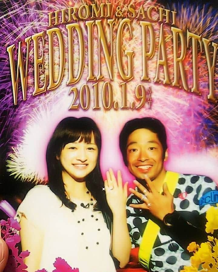 安田さちさんのインスタグラム写真 - (安田さちInstagram)「10年前の今日開催した、結婚式二次会パーティーの招待状です🙄  友達が、年末の大掃除で見つけたと写真を送ってくれました✨  これプロポーズしてもらったときの写真を使っているんですが、なんか私顔がおかしい…😂 深夜４時だったからかな？😂 #結婚式記念日 #二次会招待状 #プロポーズ #夜9時から待たされてました #7時間待ち」1月9日 20時00分 - sachi.yasuda31