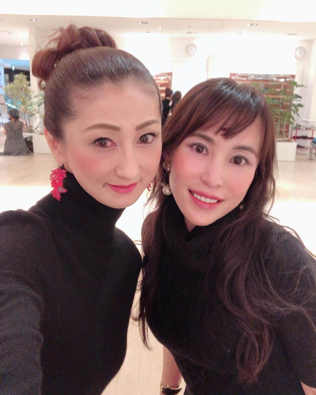彩耶さんのインスタグラム写真 - (彩耶Instagram)「学びがいっぱい〜👠✨ ・ ・ " WOMANSモデルアカデミー "  では プロコース（プロ向けの参加枠）が今年から新たに設けられるんです❗️ ・ ということで、昨日 " 体験会 "に参加してきました✨ ・ ・ モデルとして、ウォーキング講師として、さらにスキルを向上させる為に… ・ #ブラッシュアップ したい😌✨ ・ ・ お写真・動画👉swipe👉してね😎💕 体験会の様子です。 ・ ・ ・ ウォーキング講師をしているので、教え方や言葉の言い回し… どんな風に表現すれば、レッスンに参加して下さっている方にうまく伝わるのかなぁと日々考えています🤔 ・ ひろえさん @hiroehiroe24 からそう言ったウォーキング講師としての 知識やワザ も学ばせて頂きたいと思っています❗️ ・ ・ そしてもちろん、モデルとして自分自身の技術向上の為に。 2月には海外でのショーの出演も決まっています。 スキルアップして臨みたいと思います✨💕 ・ ・ ・ ウォーキングレッスンに興味はあっても、なかなか踏み出せないもんですよね🙈 是非、体験会から始めてみませんか😊💕 ・ ・ 私の様に、すでにモデル・ウォーキング講師をしていてプロコース（プロ向けの参加枠）参加ご希望の方も、是非です❣️ ・ 体験会は 1 / 11  にも開催されます✨ ・ 私を見かけたら是非、お声掛けくださいね😉❤️ ・ ・ ウォーキングの楽しさを、もっともっと皆さんと共有したいと思っています👠✨ ・ ・ もうすでに、本講座が楽しみで仕方ありません💓 ・ ＊＊＊＊＊＊＊＊＊＊＊＊＊＊＊＊＊＊＊＊＊＊ ・ ●" 体験会 " 開催日程 《大阪》 【日時】1 / 11  13:00〜14:30 【場所】大阪市北区梅田2丁目4-9ブリーゼブリーゼ3階 " unopulir WOMANS " ウノプリールウーマンズ 【TEL】 06-6348-0083 【店舗URL】 https://unopulir-womans.com/  ご興味ある方はこちらからお申込み下さいね⬇️ お申込みフォーム https://resast.jp/events/394050 ・ ＊＊＊＊＊＊＊＊＊＊＊＊＊＊＊＊＊＊＊＊＊ ＊＊＊＊ ・ ●体験会(1/11) https://resast.jp/events/394050 ●本講座(2/8、9) https://resast.jp/events/392527 ※ウォーキング @hiroehiroe24 、ボディメイク @daisuke_taniyama の短期集中講座 です❗️ ・ ＊＊＊＊＊＊＊＊＊＊＊＊＊＊＊＊＊＊＊＊＊＊＊＊ ・ #WOMANSモデルアカデミー #WOMANS #モデル #モデルウォーキング #ウォーキングレッスン #ランウェイ #アカデミー #unopulirWOMANS #美姿勢 #ウノプリールウーマンズ #ウーマンズ #PR @uno_womans  #モデル #model #ウォーキング講師 #秘書 #インフルエンサー #インスタグラマー #NPO法人日本美齢セラピスト協会 #公認アンバサダー #公認ウォーキング講師」1月9日 20時01分 - 3aya11