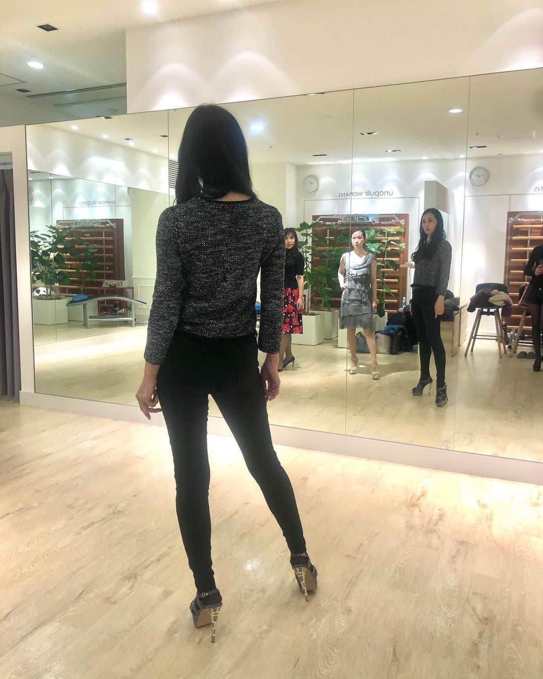 彩耶さんのインスタグラム写真 - (彩耶Instagram)「学びがいっぱい〜👠✨ ・ ・ " WOMANSモデルアカデミー "  では プロコース（プロ向けの参加枠）が今年から新たに設けられるんです❗️ ・ ということで、昨日 " 体験会 "に参加してきました✨ ・ ・ モデルとして、ウォーキング講師として、さらにスキルを向上させる為に… ・ #ブラッシュアップ したい😌✨ ・ ・ お写真・動画👉swipe👉してね😎💕 体験会の様子です。 ・ ・ ・ ウォーキング講師をしているので、教え方や言葉の言い回し… どんな風に表現すれば、レッスンに参加して下さっている方にうまく伝わるのかなぁと日々考えています🤔 ・ ひろえさん @hiroehiroe24 からそう言ったウォーキング講師としての 知識やワザ も学ばせて頂きたいと思っています❗️ ・ ・ そしてもちろん、モデルとして自分自身の技術向上の為に。 2月には海外でのショーの出演も決まっています。 スキルアップして臨みたいと思います✨💕 ・ ・ ・ ウォーキングレッスンに興味はあっても、なかなか踏み出せないもんですよね🙈 是非、体験会から始めてみませんか😊💕 ・ ・ 私の様に、すでにモデル・ウォーキング講師をしていてプロコース（プロ向けの参加枠）参加ご希望の方も、是非です❣️ ・ 体験会は 1 / 11  にも開催されます✨ ・ 私を見かけたら是非、お声掛けくださいね😉❤️ ・ ・ ウォーキングの楽しさを、もっともっと皆さんと共有したいと思っています👠✨ ・ ・ もうすでに、本講座が楽しみで仕方ありません💓 ・ ＊＊＊＊＊＊＊＊＊＊＊＊＊＊＊＊＊＊＊＊＊＊ ・ ●" 体験会 " 開催日程 《大阪》 【日時】1 / 11  13:00〜14:30 【場所】大阪市北区梅田2丁目4-9ブリーゼブリーゼ3階 " unopulir WOMANS " ウノプリールウーマンズ 【TEL】 06-6348-0083 【店舗URL】 https://unopulir-womans.com/  ご興味ある方はこちらからお申込み下さいね⬇️ お申込みフォーム https://resast.jp/events/394050 ・ ＊＊＊＊＊＊＊＊＊＊＊＊＊＊＊＊＊＊＊＊＊ ＊＊＊＊ ・ ●体験会(1/11) https://resast.jp/events/394050 ●本講座(2/8、9) https://resast.jp/events/392527 ※ウォーキング @hiroehiroe24 、ボディメイク @daisuke_taniyama の短期集中講座 です❗️ ・ ＊＊＊＊＊＊＊＊＊＊＊＊＊＊＊＊＊＊＊＊＊＊＊＊ ・ #WOMANSモデルアカデミー #WOMANS #モデル #モデルウォーキング #ウォーキングレッスン #ランウェイ #アカデミー #unopulirWOMANS #美姿勢 #ウノプリールウーマンズ #ウーマンズ #PR @uno_womans  #モデル #model #ウォーキング講師 #秘書 #インフルエンサー #インスタグラマー #NPO法人日本美齢セラピスト協会 #公認アンバサダー #公認ウォーキング講師」1月9日 20時01分 - 3aya11