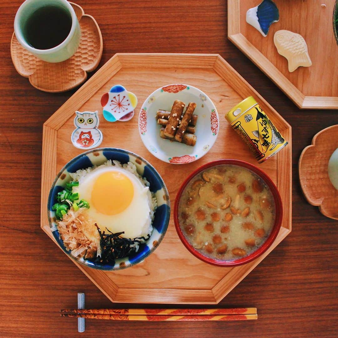 Kaori from Japanese Kitchenさんのインスタグラム写真 - (Kaori from Japanese KitchenInstagram)「色々のせた卵かけごはん。八角盆と豆皿は最近のお気に入り。 ・ こんばんは。 アップしそびれた最近の朝ごはん。 卵かけごはんにとろろを足して 月見丼と勝手に命名。 刻みネギ、ごま昆布、かつお節を添えて旨味アップ。 たくわんか、いぶりがっこがあれば 食感も楽しめた気がする。次試してみよう。 てなわけで今日の薬膳走り書きは とろろ（山芋）です。 ・ 年が明けて10日も経っていないのに 世界がざわつくようなニュースが多く いまの生活に直結しなくとも 何等かの形で影響が出てきそうで心配です。 （特に異常災害と景気面） 普通の生活のありがたさをかみしめて 今日はゆっくり寝ようと思います。 料理と関係ない話題失礼しました。 ・ 【おしながき】 月見丼（とろろたまごかけごはん） なめこのお味噌汁 ごぼうの漬物 ・ Hi from Tokyo! Here’s Japanese breakfast:Baked rice w/ egg yolk, grated yum, green onion, bonito flakes, and konbu seaweed on top, miso soup, and pickled burdock root. ・ ・ 2020.01.09 Thu ・ ・ #japanesemeal #japanesefood #washoku #breakfast #朝ごはん #おうちごはん #早餐 #아침밥 #薬膳 #うつわ #和食器 #japonais #自炊 #たなかふみえ #やちむん #iwakagu #一汁一菜」1月9日 20時01分 - coco_kontasu