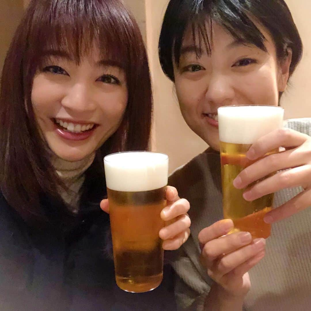 新井恵理那さんのインスタグラム写真 - (新井恵理那Instagram)「去年の呑み納めは、宇宙まおちゃんと＂ビールの王国＂でした＼(^ω^)／笑 そしてCDJでライブ納め(o^^o)透き通った歌声に力強さが増してとっても感動(≧∀≦) そんなまおぴーの5th Mini Album「永遠のロストモーメント」がきのうから発売されてます！これがまた日常に溶け込んでくれるのでわたしはずっと聴いてます♪ 東京〜もっと感じたい、あなたを〜もっと感じたい♪ 特にこの「東京」はずっと口ずさんでるな(=´∀｀)笑 #ビール #宇宙まお #永遠のロストモーメント #カウントダウンジャパン #新井恵理那 #centforce」1月9日 20時16分 - elina_arai