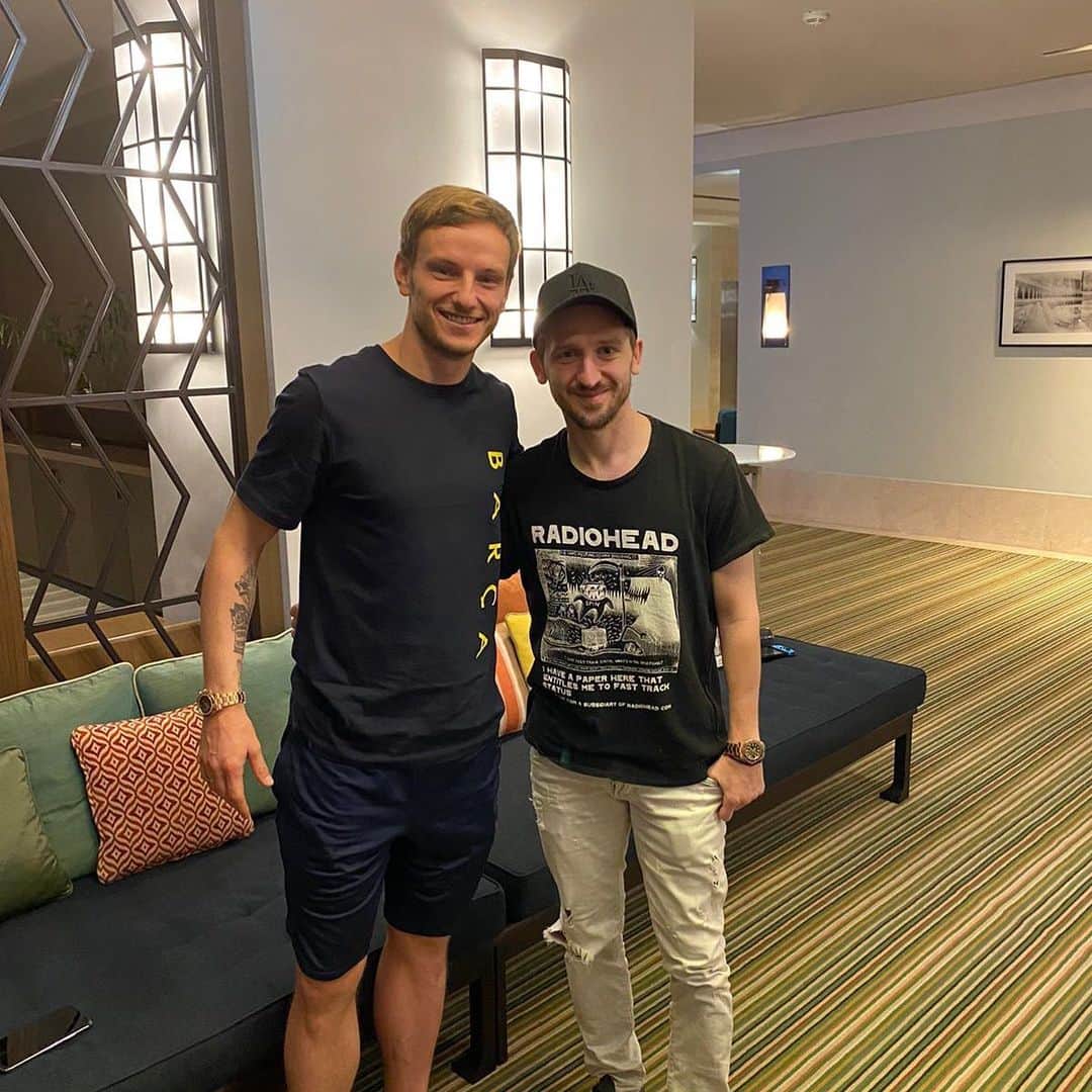 イヴァン・ラキティッチのインスタグラム：「Stigo brat malo u posjetu.. @markomarin11 😁💪⚽️ sretno majstore.!」