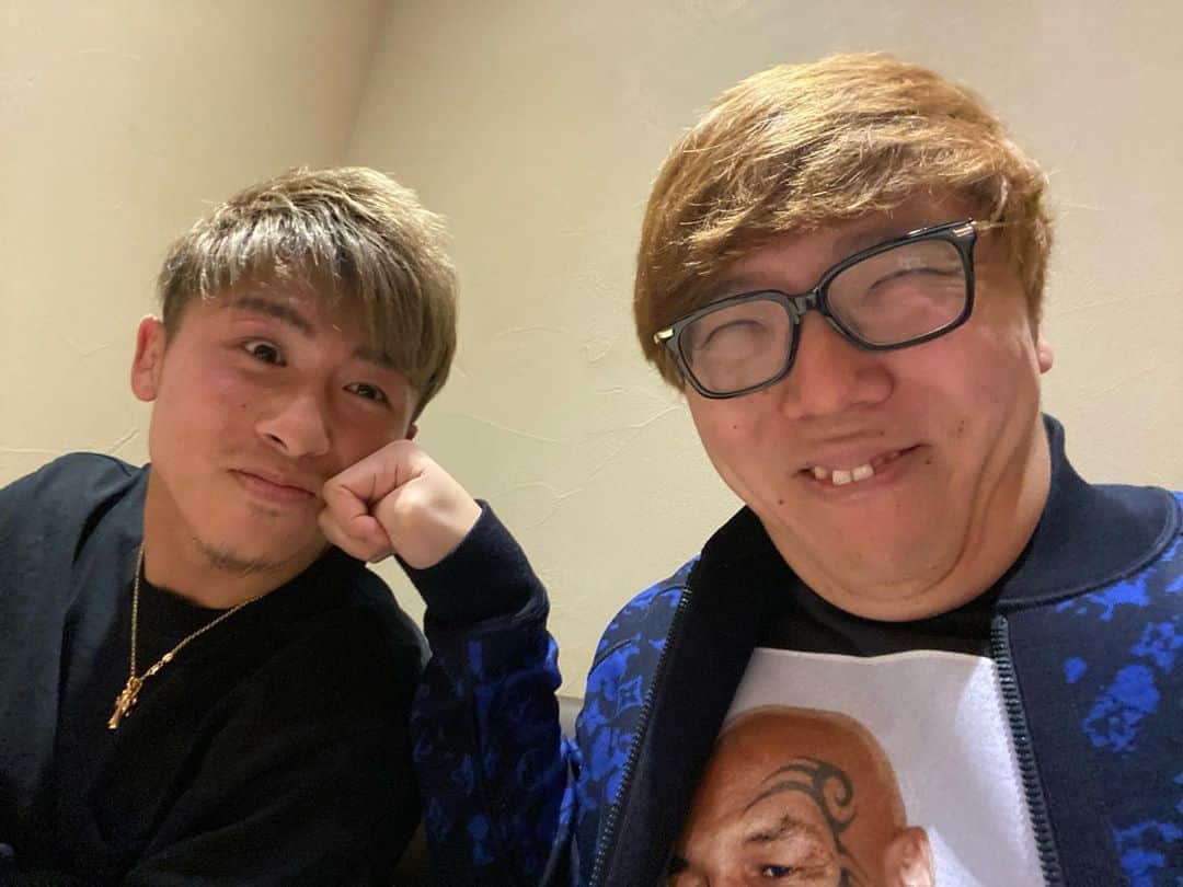 HIKAKINのインスタグラム：「ボクシングのモンスター井上尚弥氏に右ストレートを効かせることに成功したヒカキンです。井上一族と焼肉食べながら爆笑の嵐でしたw😎👊 #井上尚弥 #モンスター #ヒカキン #井上拓真 #検索結果 #井上浩樹」