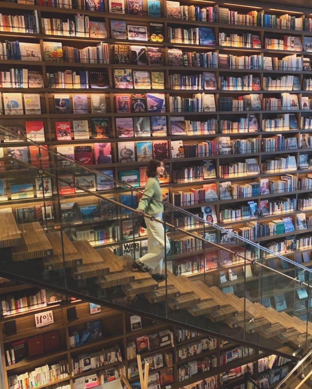 蒼木まやのインスタグラム：「📚 本の世界！ めっちゃ素敵やった〜！！ 枚方にこんなところがあったなんて🤭 本屋さんって表紙見てるだけでワクワクするから好き。 気になる本が色々あるので今年は沢山読書をしたいと思います！ ・ 写真は　@shiophotography  ぶらぶらしながらいっぱい撮ってもらった📸✨ ・ #本の世界 #蔦屋書店 #枚方tsite #読書好き #bookshelf #bookgasm」