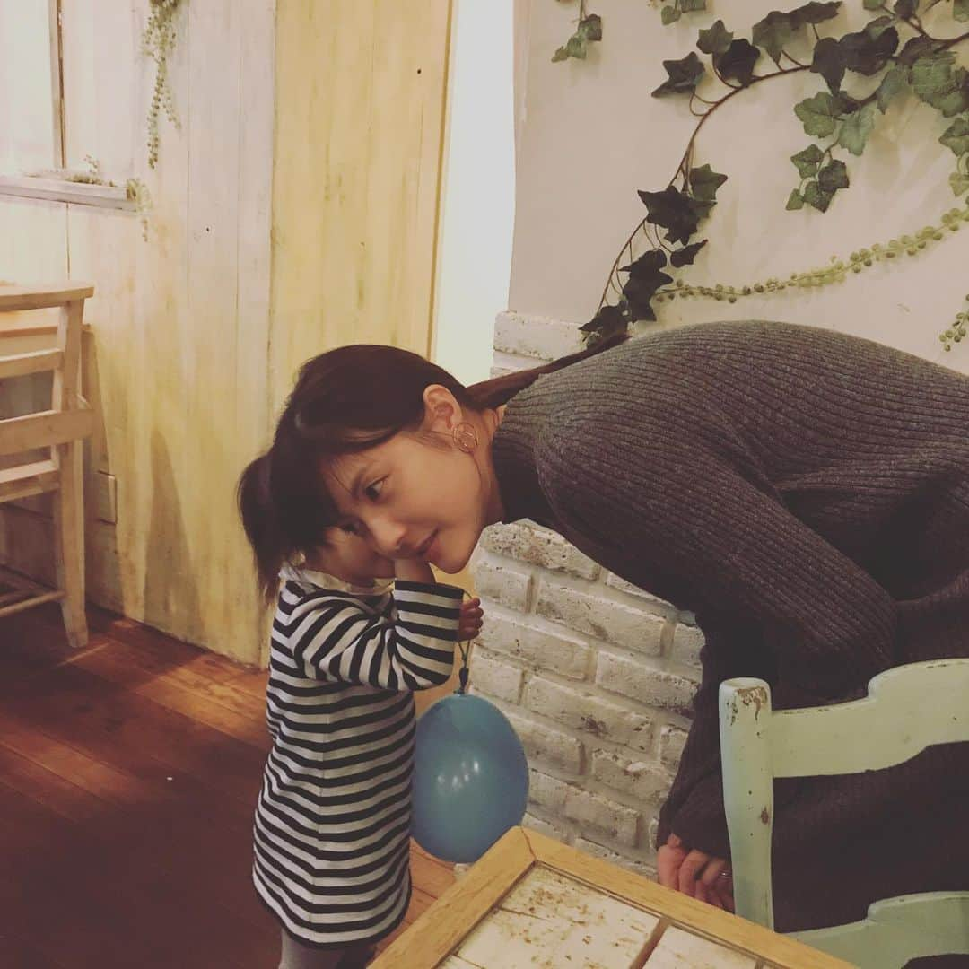 藤井瑞希さんのインスタグラム写真 - (藤井瑞希Instagram)「・ ・ あーちゃんがドイツから帰ってきてました🥰 ・ ・ 姫も大きくなってて可愛かったなぁ💓💓💓 ・ ・ また帰ってきてね😭✨ ・ ・ #佐藤ありさ #同級生 #とにかく #可愛い」1月9日 20時14分 - bdmntnfujiimizuki