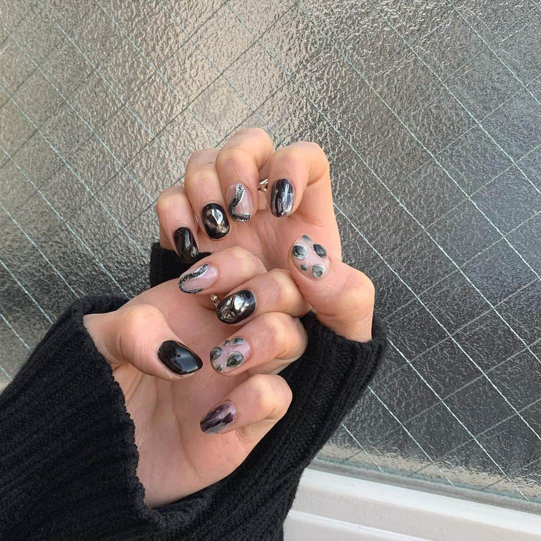 谷川菜奈さんのインスタグラム写真 - (谷川菜奈Instagram)「new nails🖤🤍🔗 ぷくぷくしてて可愛い〜！ @chipieee_nail_eri  ありがとうございます☺︎♡ . #newnails#blacknails#77_nails」1月9日 20時15分 - pechi.130