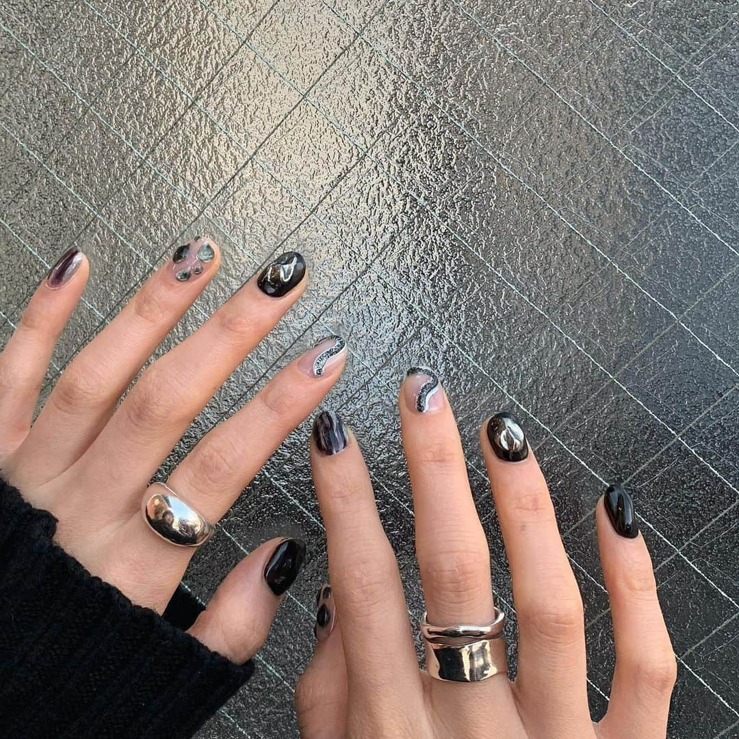 谷川菜奈さんのインスタグラム写真 - (谷川菜奈Instagram)「new nails🖤🤍🔗 ぷくぷくしてて可愛い〜！ @chipieee_nail_eri  ありがとうございます☺︎♡ . #newnails#blacknails#77_nails」1月9日 20時15分 - pechi.130