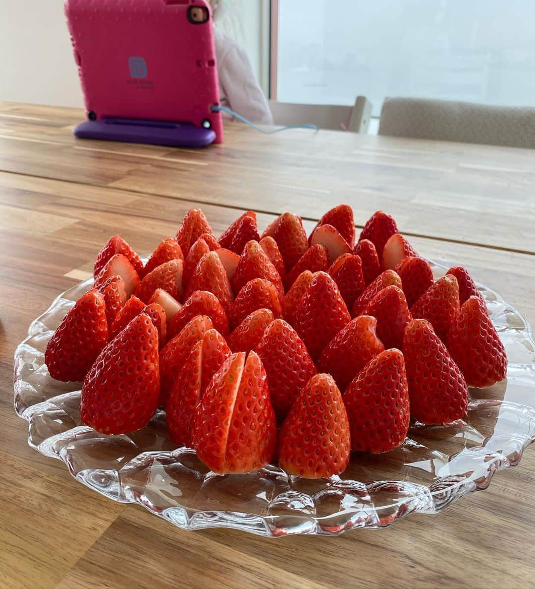 ユージさんのインスタグラム写真 - (ユージInstagram)「美しい🍓そろそろいちご狩りに子供達を連れてきたいなぁー #昨日の朝」1月9日 20時25分 - yujigordon