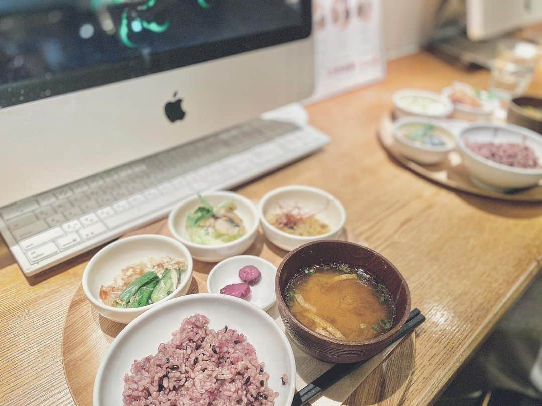 布川桃花さんのインスタグラム写真 - (布川桃花Instagram)「おかずが13種類から選べて ご飯とお味噌汁はおかわり自由👏🏻 . ランチは16時までやっていたり マットレスタイプの席があったりと とてもおすすめなお店😋 . ちなみにカウンターのお席ではMacが使えます❤︎ . 🗣和カフェ yusoshi chano-ma 上野 東京都台東区上野6-15-1 上野マルイ 9F . #momoka_gourmet」1月9日 20時25分 - momoka_fukawa