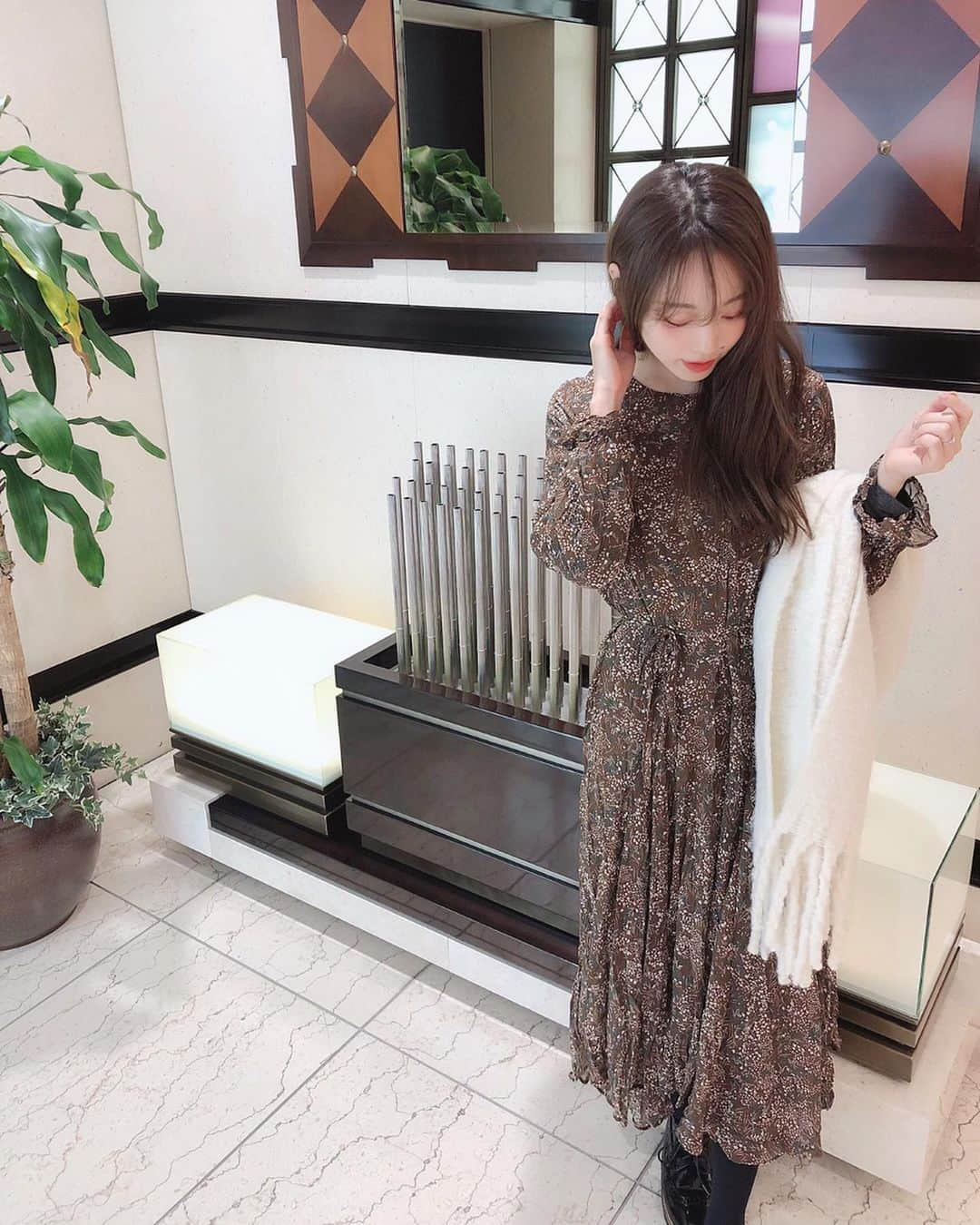 白岩まちこさんのインスタグラム写真 - (白岩まちこInstagram)「≫≫👗...𝐜𝐨𝐨𝐫𝐝𝐢𝐧𝐚𝐭𝐞 ㅤㅤㅤㅤㅤㅤㅤㅤㅤㅤㅤㅤㅤ  ゆに🐶が着てるお洋服がラグビー日本代表🏉 のユニホームにしか見えない件🙃🙃🙃💫 ㅤㅤㅤㅤㅤㅤㅤㅤㅤㅤㅤㅤㅤ ㅤㅤㅤㅤㅤㅤㅤㅤㅤㅤㅤㅤㅤ ㅤㅤㅤㅤㅤㅤㅤㅤㅤㅤㅤㅤㅤ ちなみに、私が着てるこのワンピース👗は @donobanweb のん🦔🧶 ㅤㅤㅤㅤㅤㅤㅤㅤㅤㅤㅤㅤㅤ ㅤㅤㅤㅤㅤㅤㅤㅤㅤㅤㅤㅤㅤ ㅤㅤㅤㅤㅤㅤㅤㅤㅤㅤㅤㅤㅤ この前みゆと遊んでた時に着てたワンピースはこれやで😌✨ ㅤㅤㅤㅤㅤㅤㅤㅤㅤㅤㅤㅤㅤ  ㅤㅤㅤㅤㅤㅤㅤㅤㅤㅤㅤㅤㅤ  同じ柄の細い紐が付いてるから、 それを縛ってウエストマークしてるよ☺️🌿 ㅤㅤㅤㅤㅤㅤㅤㅤㅤㅤㅤㅤㅤ ㅤㅤㅤㅤㅤㅤㅤㅤㅤㅤㅤㅤㅤ ㅤㅤㅤㅤㅤㅤㅤㅤㅤㅤㅤㅤㅤ このワンピースについて質問来てたのに、 お返事遅くなっちゃってごめんねー😭⚡️ ㅤㅤㅤㅤㅤㅤㅤㅤㅤㅤㅤㅤㅤ ㅤㅤㅤㅤㅤㅤㅤㅤㅤㅤㅤㅤㅤ ㅤㅤㅤㅤㅤㅤㅤㅤㅤㅤㅤㅤㅤ 今日はお家でメイク動画撮ってた💄 ㅤㅤㅤㅤㅤㅤㅤㅤㅤㅤㅤㅤㅤ ㅤㅤㅤㅤㅤㅤㅤㅤㅤㅤㅤㅤㅤ ㅤㅤㅤㅤㅤㅤㅤㅤㅤㅤㅤㅤㅤ ㅤㅤㅤㅤㅤㅤㅤㅤㅤㅤㅤㅤㅤ 明日は朝から撮影やから早く寝よーっと😌🌿 ㅤㅤㅤㅤㅤㅤㅤㅤㅤㅤㅤㅤㅤ ㅤㅤㅤㅤㅤㅤㅤㅤㅤㅤㅤㅤㅤ  ㅤㅤㅤㅤㅤㅤㅤㅤㅤㅤㅤㅤㅤ ㅤㅤㅤㅤㅤㅤㅤㅤㅤㅤㅤㅤㅤ ㅤㅤㅤㅤㅤㅤㅤㅤㅤㅤㅤㅤㅤ #白岩まちこ#DONOBAN #ドノバン #プチプラ#プチプラコーデ#冬コーデ #ポニーテール#ヨーチー#ヨーキー #ポニーテールアレンジ #アレンジヘア#ヘアアレンジ#ワンピースコーデ #シースルーバング #冬ファッション#大阪カフェ#梅田カフェ #お洒落#きょコ#笑顔#愛犬#チワワ #ファッションコーデ#ワンピース #コーデ#今日のコーデ#大人女子#大人可愛い #お洒落さんと繋がりたい#カジュアルコーデ」1月9日 20時25分 - machichas