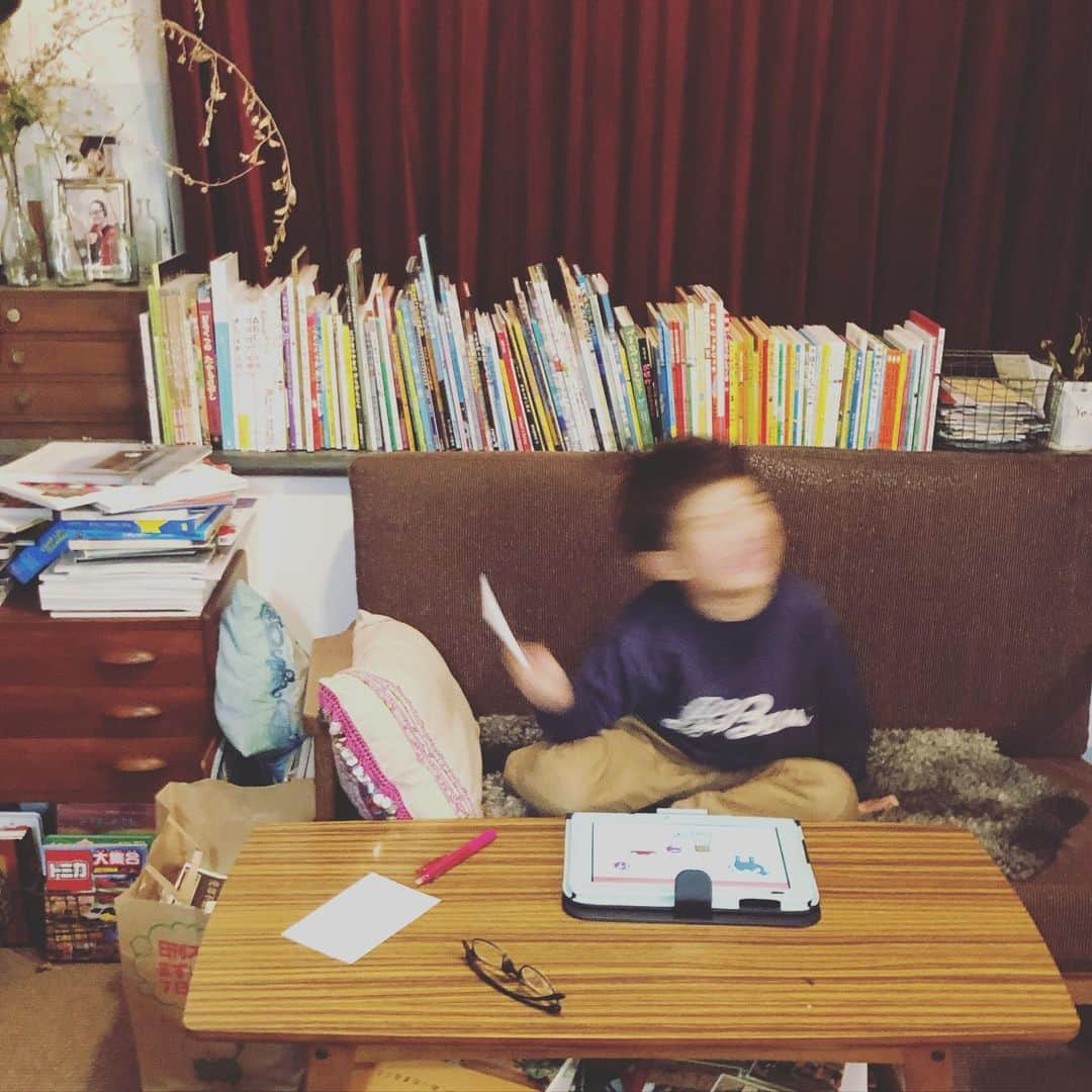 浜島直子さんのインスタグラム写真 - (浜島直子Instagram)「息子が今、ドラえもんの人生ゲーム以外でハマっているのは、確実に、スマイルゼミだと思います。 本気と書いてマジで。 ・ #毎週金曜 #日テレ #20時54分から放送 #ママへの伝言smilecafe もよろしくお願いします #ハンカチのご用意を‼️ #子供たちの純真無垢なストレートな言葉に #私は毎回泣きながらナレーション入れてます😭✨✨ #スマイルゼミ #justsystems  #いつも残像の #暴れ肉団子」1月9日 20時19分 - hamaji_0912