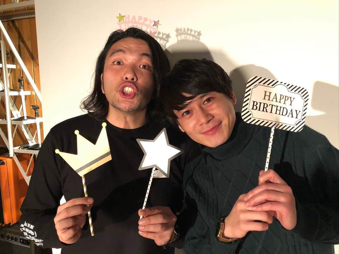 盛山晋太郎さんのインスタグラム写真 - (盛山晋太郎Instagram)「誕生日、なんとか34歳になりました！ 18歳の頃の予定ではベンツのゲレンデを乗り回してるはずでしたが、34になってもまだママチャリを乗り回してました！ 予定通りにいかないなぁ！  #生年月日、血液型、利き手、タバコ、元カノ、産みの親、全てが同じトットの多田さん #毎年やってるホストみたいなバースデーライブ #皆さん祝ってくれてありがとうございます #お手紙も全て読ませてもらっています #夕方NMBで生誕祭をやってもらいました #おじさんなのに普通に照れました #祝ってくれた人もそうじゃない人も人類全員幸せになってください #感謝」1月9日 20時20分 - morishimc