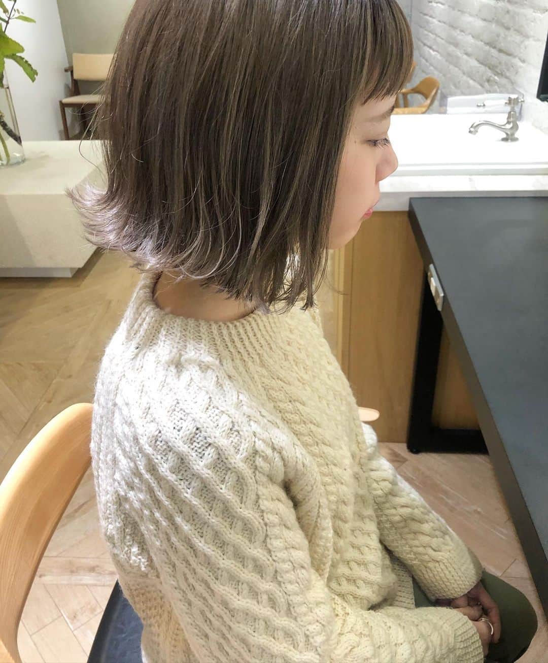 和田美由紀さんのインスタグラム写真 - (和田美由紀Instagram)「かとまりさんわざわざご来店ありがとうございました😊💕ワンレンボブとハイトーンベージュアッシュカラー♡みなさんぜひkastane新宿店に遊びに行ってくださいね🌸🌸引き続きLORENの1番人気メニューのご紹介(*^^*) #LORENダブルアッシュヘアカラー にプラスイルミナの #イルミナダブルアッシュヘアカラー ♡  ブリーチを使わず 気になる赤みとオレンジみを消します。  色の抜け方は髪質 ダメージ度合いによって異なってきます。 まずは、明るくなりすぎる箇所を調整しながら 次回のカラーの事も考えて整えていきます。  通常、赤味などをしっかり消そうとすると、カラーが混ざりすぎてしまい 濁ったカラーや透明感がなくなります。  しかし、ダブルアッシュは三回に分け カラーを入れ、 一つ一つの色味の良さを最大限に発揮して 透明感のあるカラーを実現します。  すでにご予約下さってる方々でも イルミナダブルアッシュにご変更、追加も可能です♡  カウンセリングの際にお申し付けください♡  お時間はカット、イルミナダブルアッシュカラー、トリートメントコースで約2時間半くらいです(*^^*) ぜひお試し下さい♡  ダブルアッシュにダメージレスのイルミナ追加はさらにダメージをおさえて手触りやツヤ感もアップ！ リピーターの方がたくさんのおすすめカラーです(*^^*) ◆ハイライト追加ご希望の方は備考欄にハイライト希望などご記入ください(>_<)すでにご予約頂いているお客様の場合はお電話にて追加ご希望お知らせください。 ◆ #愛知#名古屋#hair#hairarrange#hairstyle##arrange#ヘアスタイル#ヘア#アレンジ#ファッション#ヘアメイク#メイク#美容師#美容室#ヘアカラー#ヘアアレンジ#スタイリング#LOREN#lorensalon#LORENダブルアッシュヘアカラー#イルミナカラー#イルミナダブルアッシュヘアカラー #lorenguest」1月9日 20時29分 - miyuwada