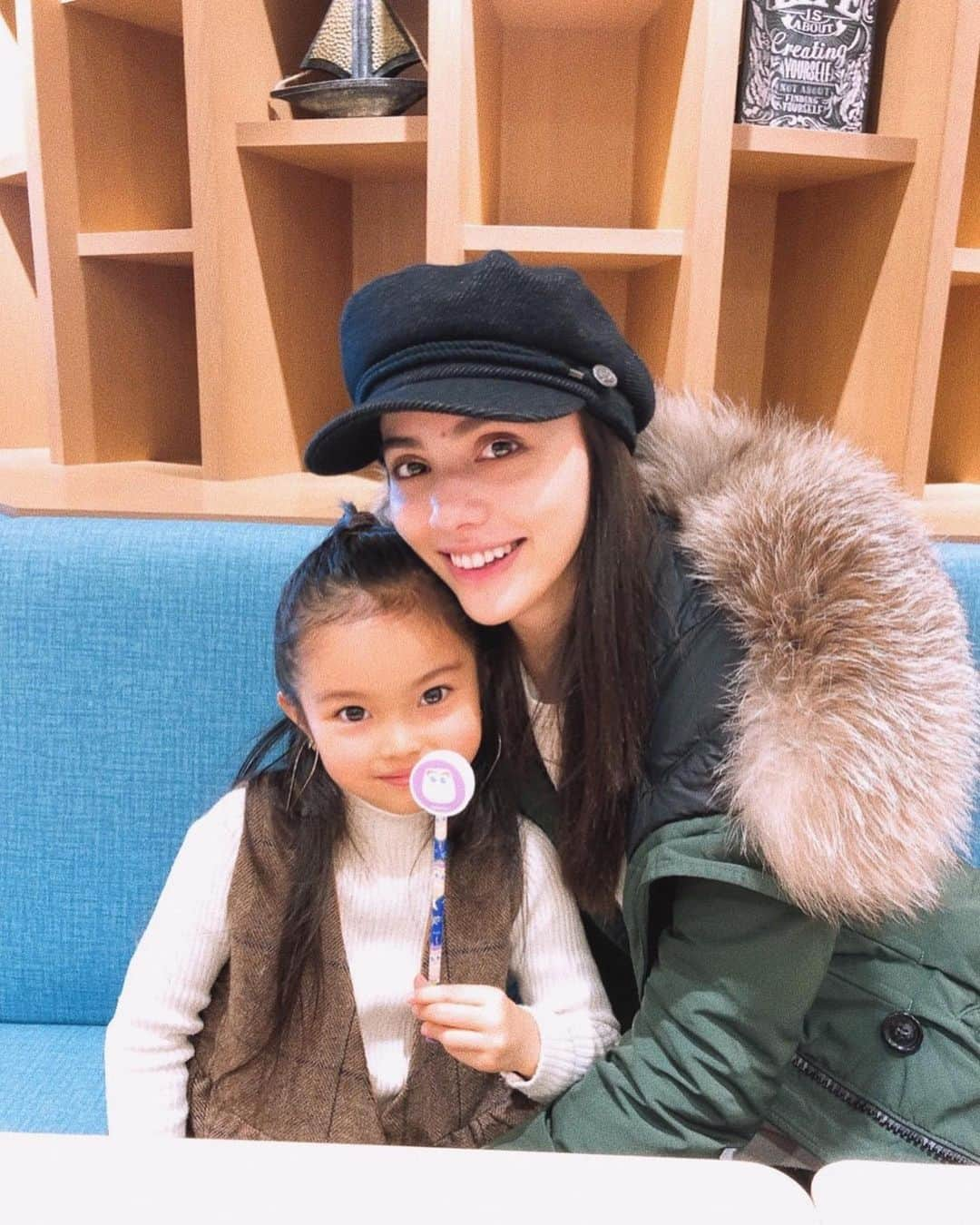 伊藤ニーナさんのインスタグラム写真 - (伊藤ニーナInstagram)「姪っ子初めての映画館🎦 アナと雪の女王2で映画館デビュー👏❤️ 本当は姪と2人でデートしたかったんやけど(長年の夢でしたw) 寸前になってママ(姉)が『私もアナ雪観たい〜』って言って参戦、 叔母さんの夢は次回に持ち越されました🤭🤫 映画中ほぼ背中をつけずにずっと前のめりで観てて可愛かったな〜。 初めての映画館ってどんな気分なんやろ🥰 こっちまで幸せな気分になりました☺︎」1月9日 20時32分 - ninaitoh