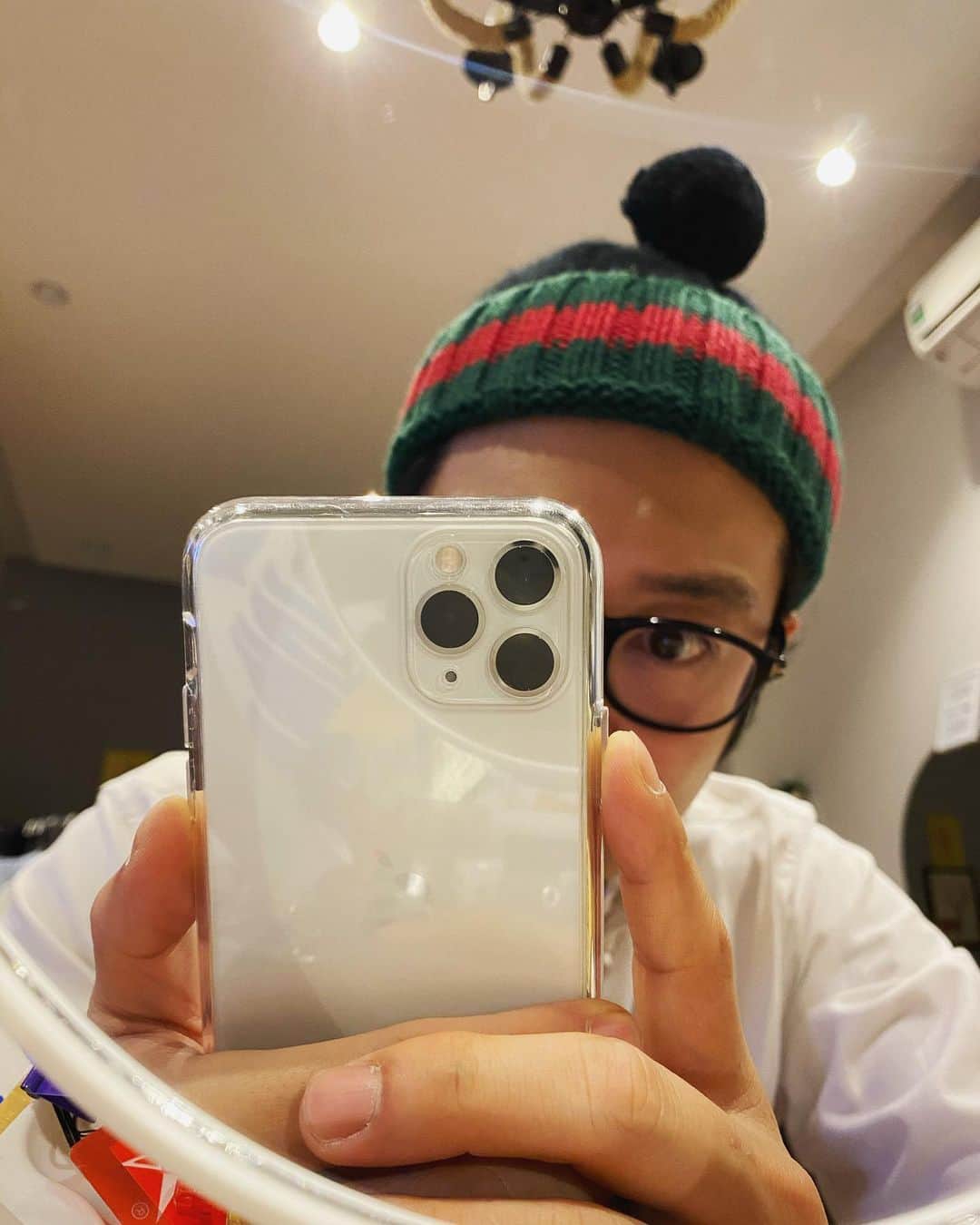 イ・キョンのインスタグラム：「아침에 기지개 켜다가 멀쩡했던 iphone X 떨어지면서 액정박살... 🤦🏻‍♂️🤦🏻‍♂️ 바로 미련없이 내 새해선물 🎁🎁 인덕션!! 🎛🎛 #이켠」