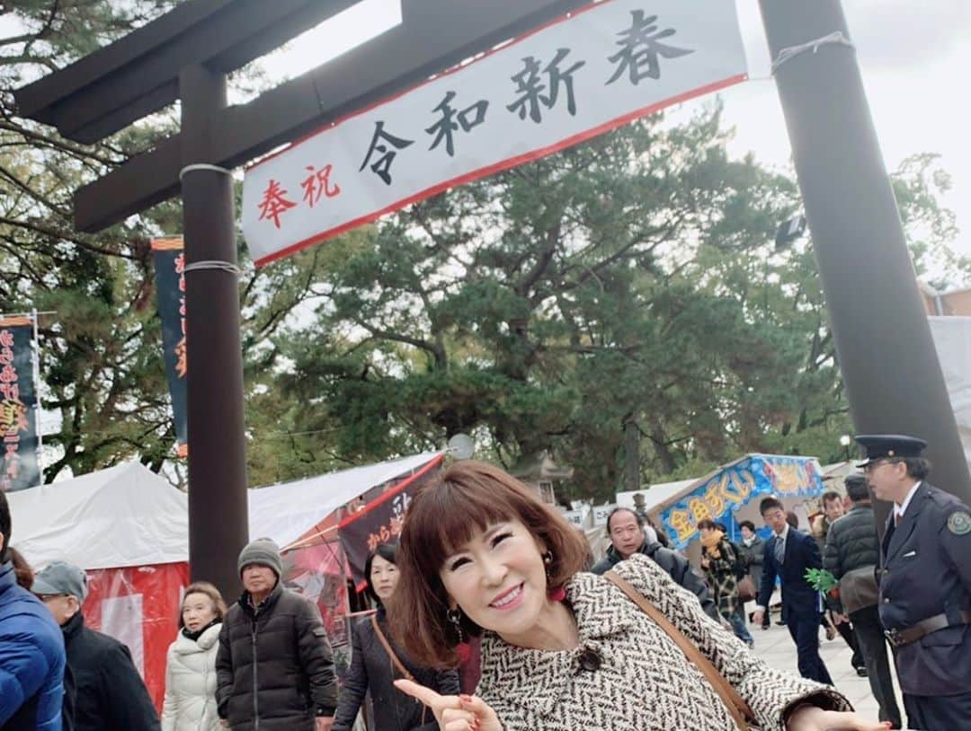 岩本初恵さんのインスタグラム写真 - (岩本初恵Instagram)「西宮十日恵比寿と 福岡の十日恵比寿に 子供達と一緒に 行ってきました  西宮十日恵比寿は マグロにお金を 乗せてきましたよ  今年も商売繁盛 家内安全に 無病息災  神様一番で 手を合わせて 頑張ります  皆様の祈願も 十日恵比寿でして来ました オンラインサロンの皆様とは 生ライブ配信で 一緒に行った気持ちで 祈願出来て幸せでした  これからも オンラインサロンで 生ライブ配信を 沢山配信していきますので ぜひ皆様オンラインサロンに 参加してみて くださいね  オンラインサロンは インスタプロフィールの リンクからすぐに参加出来ます 待ってまーす  #大阪  #西宮  #西宮十日恵比寿 #福岡  #十日恵比寿  #商売繁盛  #家内安全  #無病息災  #子供  #重役  #すごい人  #instagram  #instagood  #love  #fun  #happy  #毎年恒例  #祈願  #愛しとーと  #ありがとう」1月9日 20時35分 - hatsue_iwamoto