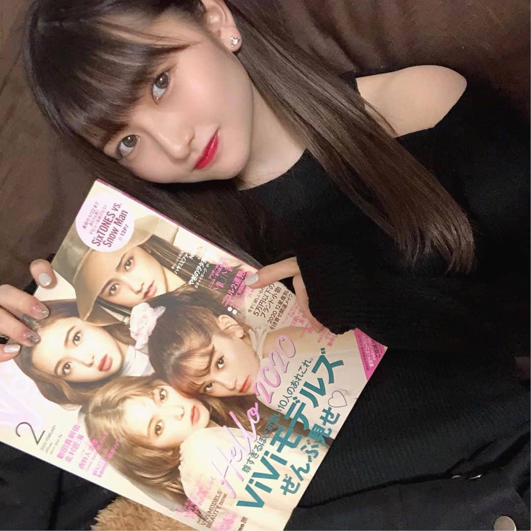 尾形春水さんのインスタグラム写真 - (尾形春水Instagram)「ViVi2月号見てねん✌🏻﻿ またエクステをつけたの！YouTubeにあげたんだけど、 エクステに馴染む巻き方を伝授してもらったから 活用していこおおお﻿！！ #ViVi #エクステ #プルエクステ #美容室 #恵比寿美容室 #巻き方 #巻き方動画 #ヘアアレンジ」1月9日 20時40分 - harunaogatajp