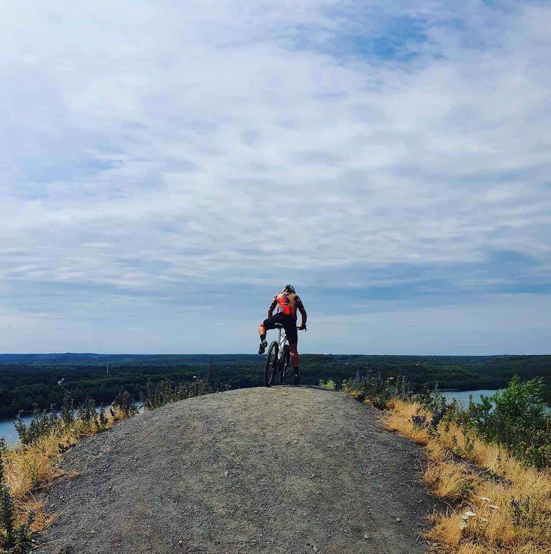 キルステン・フリプケンスのインスタグラム：「The harder the climb, the nicer the view 🚲 😍  #stronger #better #faster #bikelife #mountainbike #thegoodlife #deuscyclingworks」