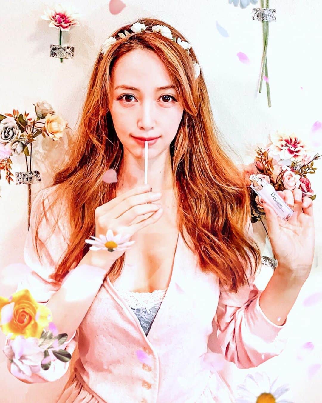 のインスタグラム：「Good morning,good afternoon, and good evening to you 😊🤚 . . . 冬は放っておくと唇がカサカサになってしまうので 最近はグロス使ってます😊 . . . #リップグロス #ヒト幹細胞コスメ #ヒト幹細胞培養液 #ヒト幹細胞 #リップ #リップメイク #リップクリーム #写真 #写真加工 #化粧品 #化粧 #メイク #メイクアップ #メイク好き #花のある暮らし #花束 #造花 #lightroom #グロス #ヘアアレンジ #ヘアスタイル #lipgloss #makeup #インスタグラマー #instagramjapan #tokyolife #flowerstagram #flowerarrangement #photo_japan」