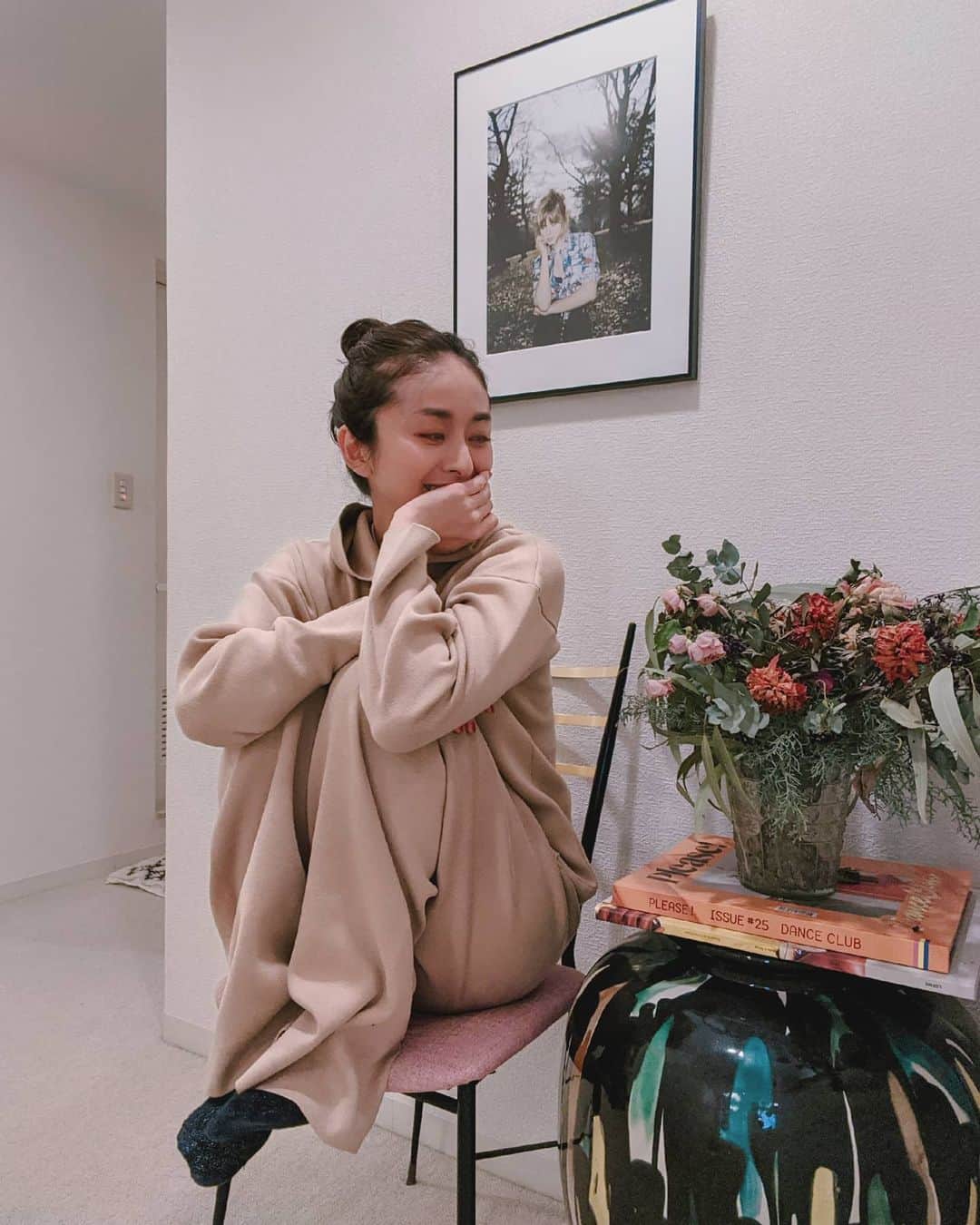 のインスタグラム：「#DyingFlowers 12月10日にもらった @tiltflowers のブーケ。一度も水を替えずに、ただただ枯れていって、だけどもそれでも綺麗だから、このままここに置き続けよう。」
