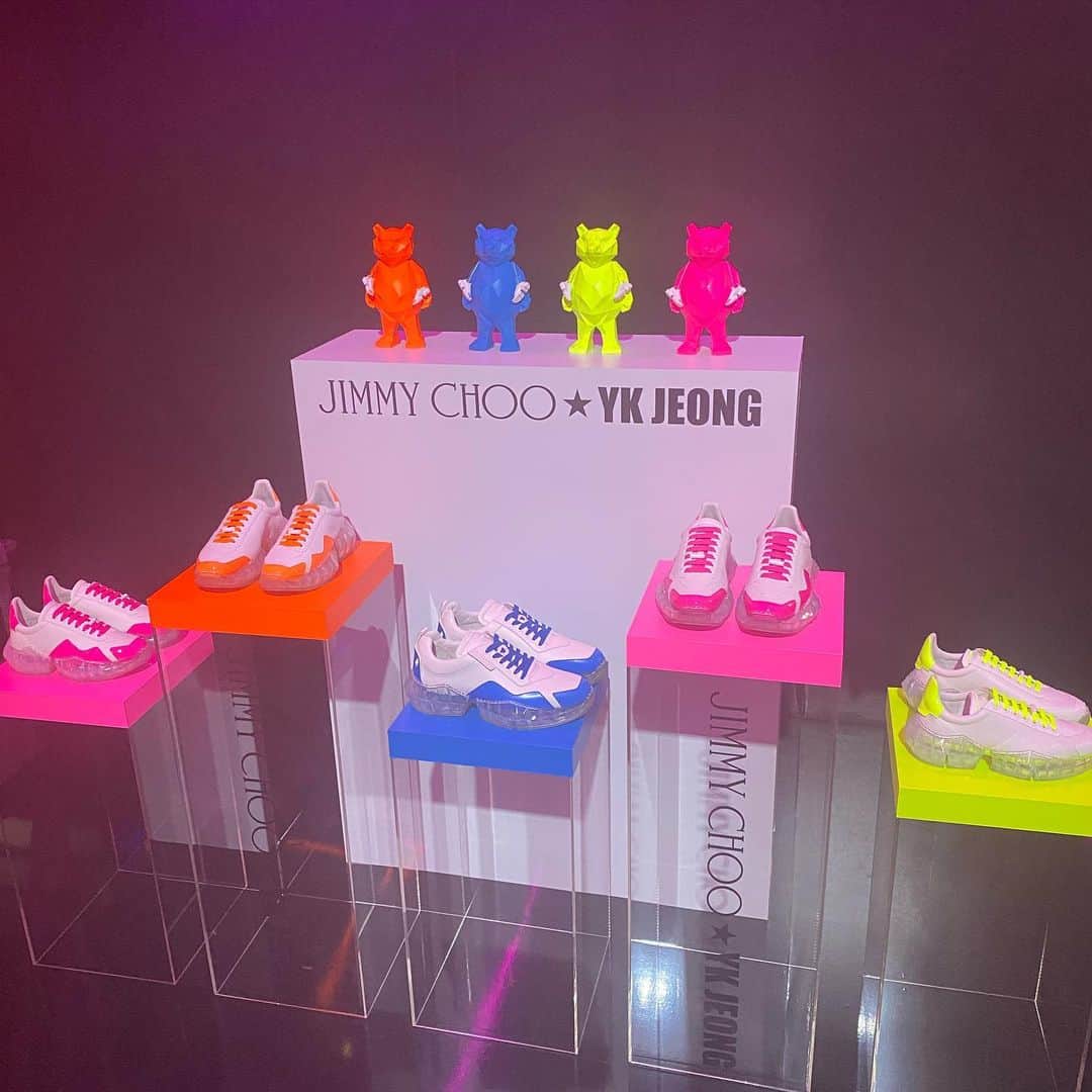 キム・スヒョンさんのインスタグラム写真 - (キム・スヒョンInstagram)「shoes shoes shoes ...and those neon bears ! 💙💛♥️ @jimmychoo x YKjeong」1月9日 20時47分 - claudiashkim