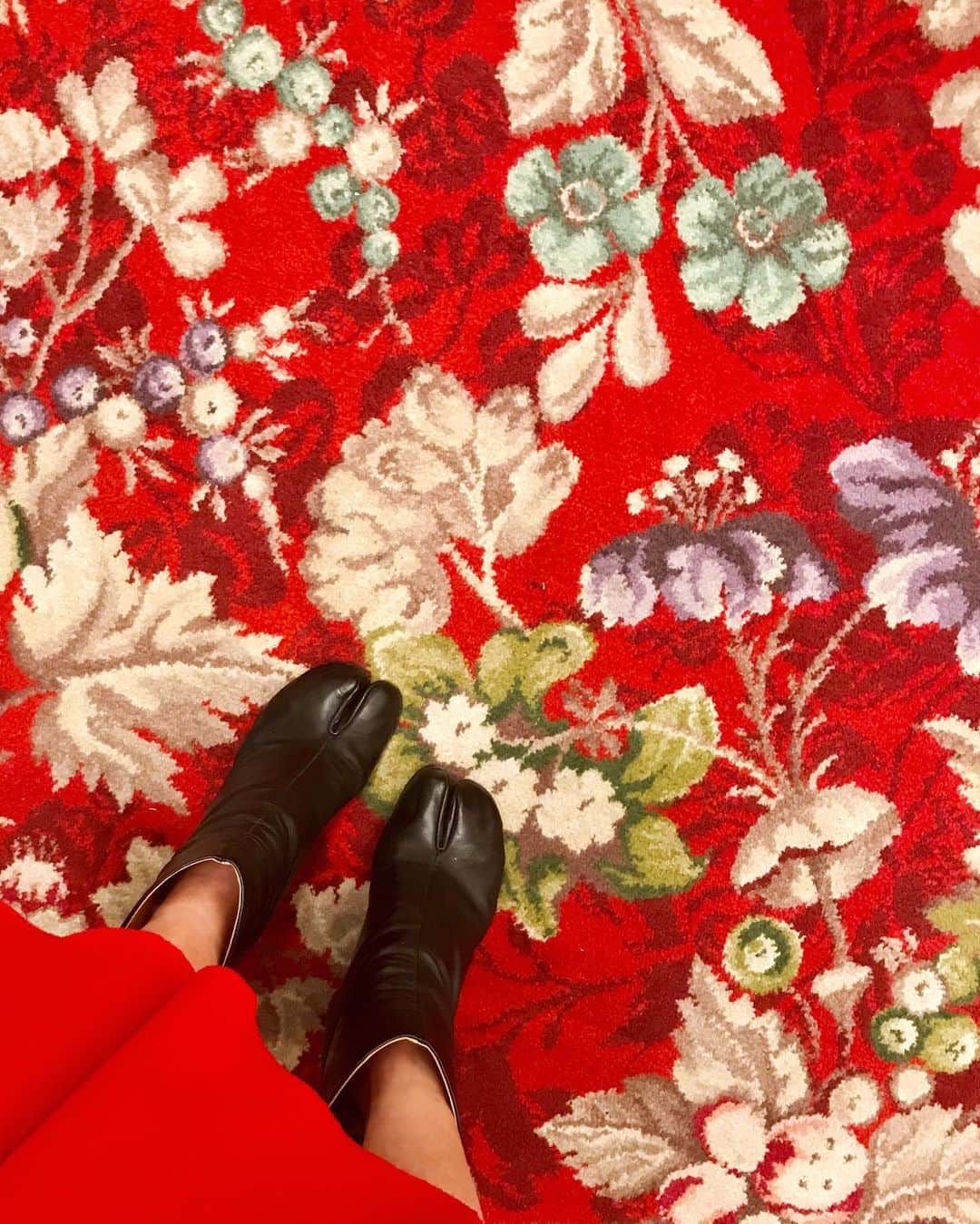 シトウレイさんのインスタグラム写真 - (シトウレイInstagram)「Like this nostalgic flower carpet at @princeparktowertokyo .﻿ ﻿ しばらくご無沙汰してた足袋ブーツ、久々に履いたったで。  #maisonmargiela #tabi #boots #stylings ﻿ ﻿ ﻿ ﻿ ﻿ #martinmargiela #tabiboots #stylings #reishito #archives」1月9日 20時47分 - reishito