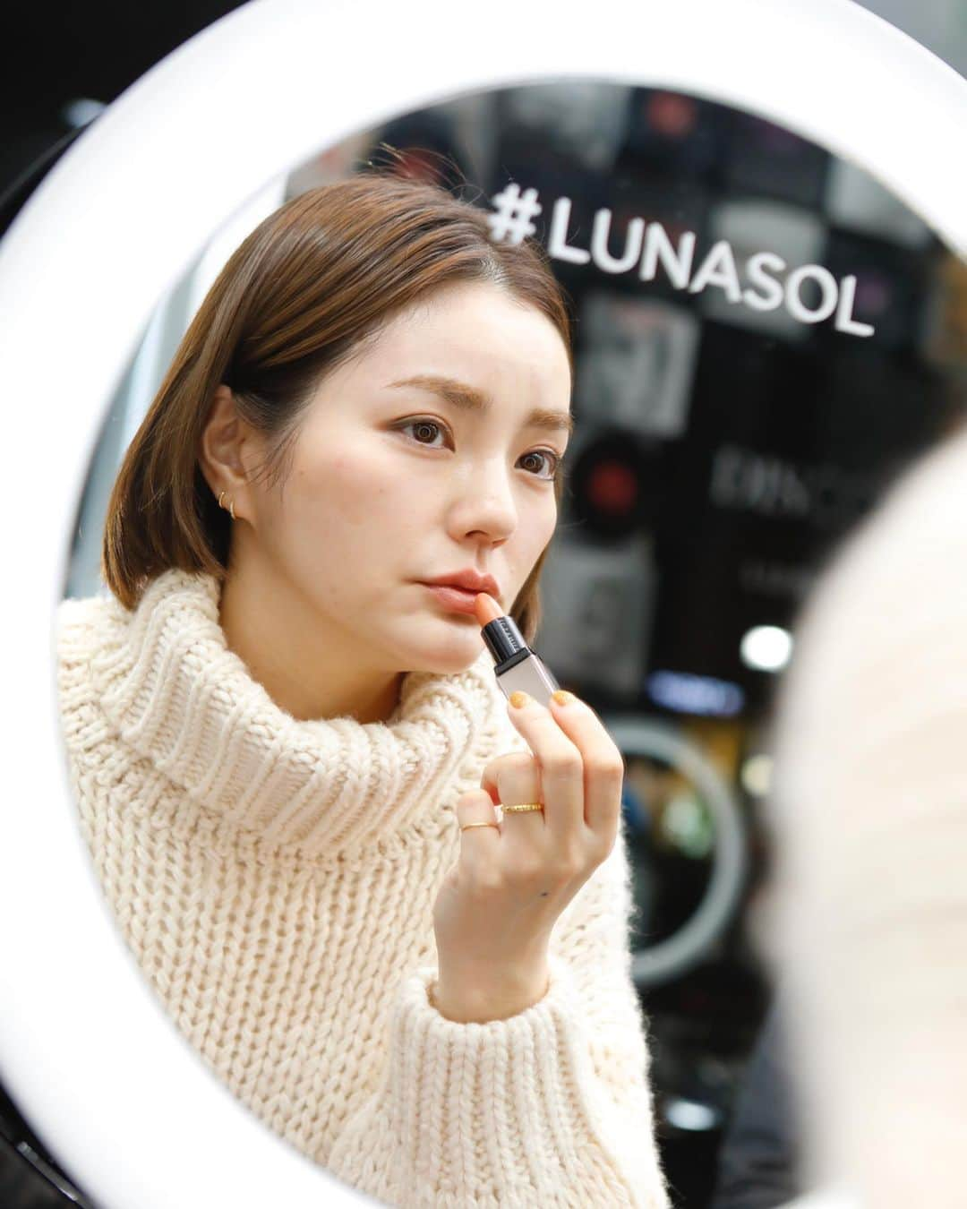 藤井明子さんのインスタグラム写真 - (藤井明子Instagram)「@lunasolofficial  2020 S/S﻿ 1月10日発売の春コレクション♡﻿ ﻿ 表参道ヒルズで明日から始まる、春コレクションを試せるイベントにひと足お先に行ってきますた♡絶対に可愛いだろうと確信してたからポイントメイクしないで行ったよね←﻿ ﻿ この新しいリップ、シームレスマットリップスはマットだけど塗り心地最高！発色はシアーなので、リップの見かけが鮮やかな色でも難しくないの( ´ ▽ ` )個人的にリップの推しは、オレンジ色4番(写真1枚目)と、ビジュアルにも使われているベージュの7番(写真2枚目)♡﻿ アイシャドウたちも同じように薄めの発色をするので、ニュアンス的に使うことも出来るし、重ねてがっつり発色させることも出来るから使いやすそうだったよ！﻿ ﻿ 私が一目ボレして使っていただいたのは最後の写真のアイテムです♡﻿ ﻿ 表参道ヒルズのイベントはお試しだけができるスペースだよ( ´ ▽ ` )春コレクション自体が10日発売だから全国のルナソルのお店でも試してみてね！  #そしてまた顔が足りない沼へ #頭のてっぺんまで浸かる #肌荒れはあとひといき #色素沈着とはしばらくのお付き合い← @lunasolofficial  #lunasol#make#cosmetics  #表参道ヒルズ」1月9日 20時48分 - fujiko0207