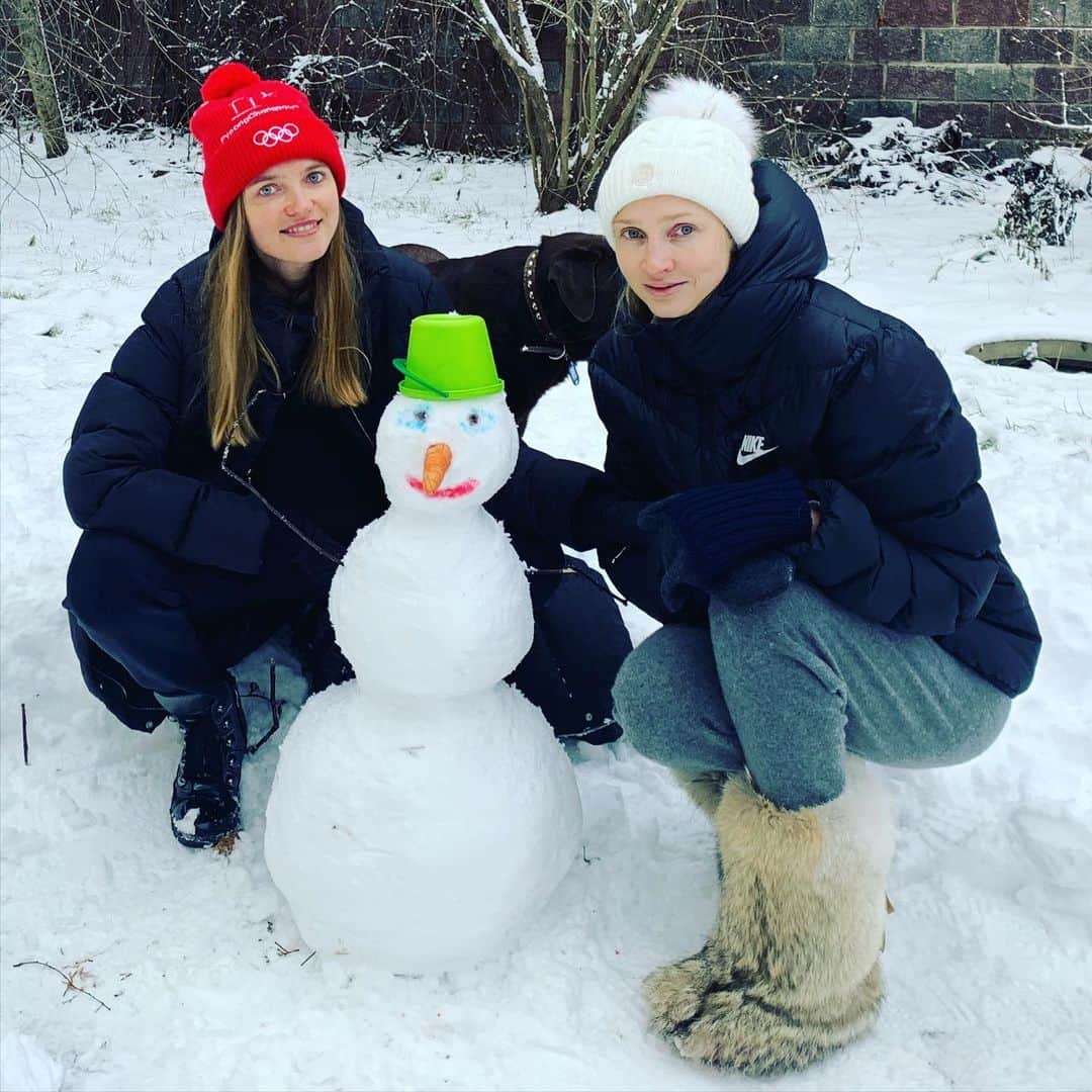 ヴラダ・ロスリャコヴァのインスタグラム：「Before leaving Russia. In 20 minutes I made this temporary friend for my godson and @annabars1 so each time they go outside they think of me until it gets too warm 🤗 ⛄️」