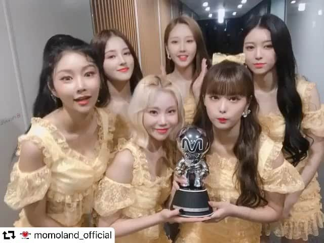 MOMOLAND JAPANのインスタグラム：「#repost @momoland_official ・・・ #モモランド が Thumbs Up👍🏻 で栄光の初1位‼️ をする事ができました👏🏻 いつも応援してくださるメリー達のおかげです❤️ 今日もすごくありがとうございました❣️ . #MOMOLAND #혜빈 #제인 #나윤 #주이 #아인 #낸시 #Thumbs_Up #모모랜드」