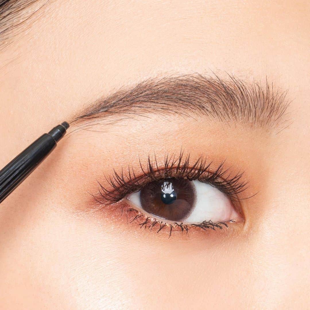 M∙A∙C Cosmetics Japanのインスタグラム：「ㅤ 【今年こそは！ シリーズ ： アイブロウ編】 ㅤ ㅤ 元々の眉の形を生かし、眉頭の毛を立たせることで 立体感を出すのがポイント。 色の濃淡をつけ、立体感を出すテクニックをマスターして✨ ㅤ ㅤ ↓↓メイン使用製品↓↓ [アイブロウ スタイラー] スパイクト [グレイトブロウ] トープ [ウォータープルーフ ブロウ セット] ブラウン エボニー ㅤ ㅤ MAKE UP AND MODEL： MAC ARTIST MINA SASAMORI @i.mac_artist PHOTO: @takaki_iwata ㅤ ㅤ #MACCosmeticsJapan #MACコスメ #MACCosmetics #コスメ #メイク #眉メイク #アイブロウ #eyebrows #質問箱 #コスメ紹介 #セルフメイク #立体感 #makeup #beauty #cosmetics」