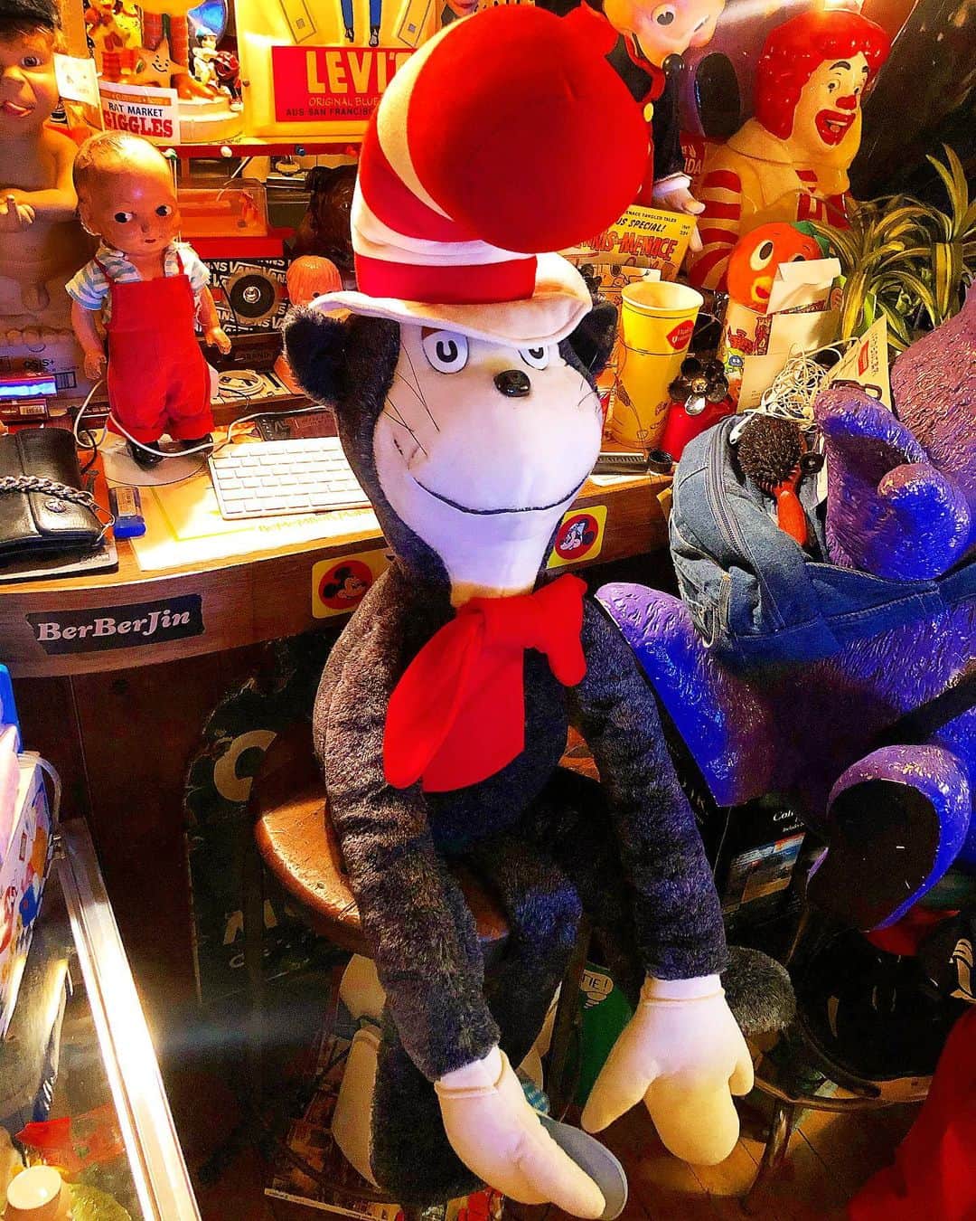 大川知英のインスタグラム：「83's Cat in the Hat Big Plush Doll🇺🇸 Dr. Seuss作品のキャットインザハットの デカドール🎩このキャラは初めて takatsubaseに降臨👮🏼‍♂️upi❗️ #catinthehat #big#plushdoll#drseuss  #83s#デカモノ好き#イカしたネコ #ミッキーおいかけないように #amecajiboys #takatsubase #アメトイ部キャプテン」
