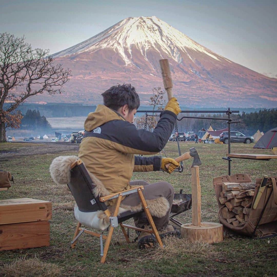 CAMP_HACKさんのインスタグラム写真 - (CAMP_HACKInstagram)「雪を冠する雄大な富士山を目の前にした特等席！　こんな贅沢なロケーションなら、薪割ものんびりと楽しめそうですね。 . . from CAMP HACK . CAMP HACKであなたのキャンプライフを取材します！ 『#camphack取材』を付けて投稿！ . Photo by @takibi_saito さん . #camp #camping #camphack #outdoorlife #outdoor #trip #travel #japan #followme #weekend #travelling #outdoorgirl #family #familytrip #mtfuji #キャンプ #アウトドア #キャンプ道具 #キャンプ初心者 #家族 #外遊び #自然 #キャンプ場 #お出かけ #富士山 #ふもとっぱら #薪割り」1月9日 20時53分 - camp_hack