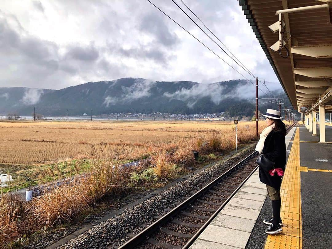 藤井美加子さんのインスタグラム写真 - (藤井美加子Instagram)「☆﻿ 今月50歳になるわたし。﻿ ﻿ 信じられないけど結構楽しみでもあります。﻿ ﻿ 50歳になる今年。﻿ オリンピックイヤーの今年。﻿ 特別な気がする2020年﻿ ﻿ 今年はどこに旅ができるかな？﻿ その時見た景色や感じた事をいっぱい詰め込んで﻿、また新しく美しく人生を作りたいと思います。﻿ ﻿ ﻿ #三木美加子#旅#美しく生きる#女優#美肌食マイスター#アンチエイジングアドバイザー﻿ #trip#tripfashion#tripgram#actress#orinpicyear#fashion#fashiongram」1月9日 20時56分 - mikako_miki