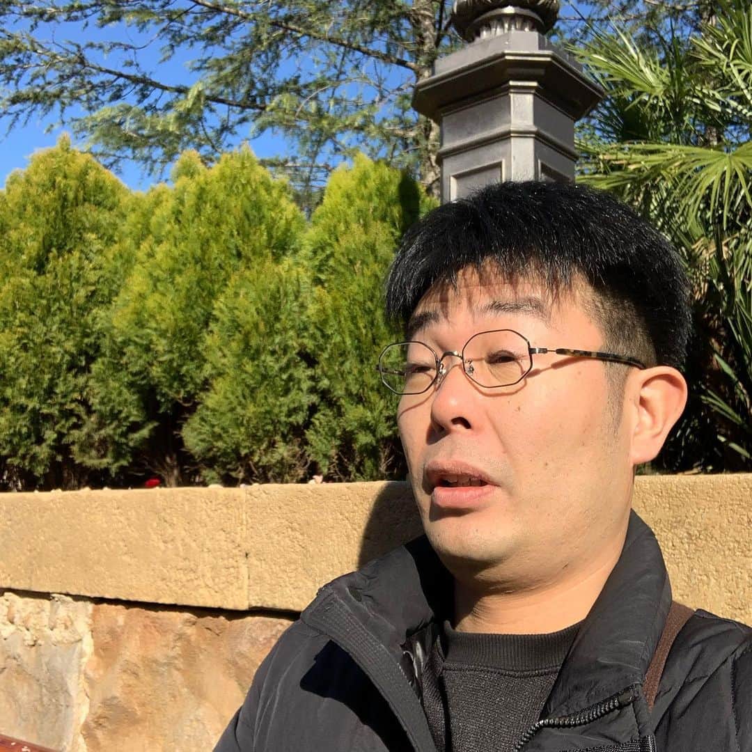 西川晃啓のインスタグラム：「気絶角度  いつもと角度を変えて気絶  #あるある探検隊#レギュラー#気絶#気絶の日々#ギャグ#角度#目#見え方#変わる#これは#面白い#快晴#ディズニー#シー#1人#自撮り」