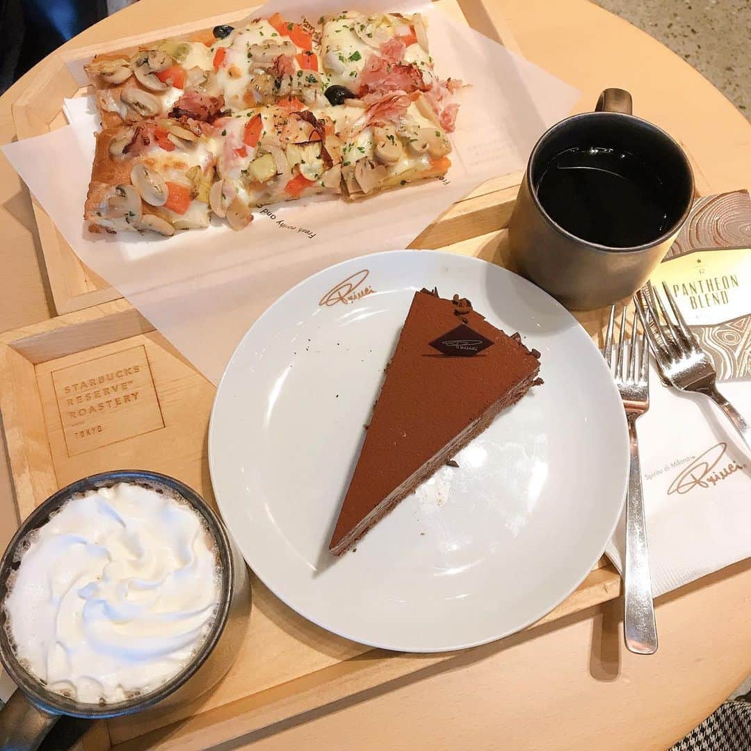 湯本亜美さんのインスタグラム写真 - (湯本亜美Instagram)「ㅤㅤㅤ #starbucksreserveroasterytokyo  40分待ちで入れたスタバ☕️💭 メニューも豊富で美味しかった、、🍽 わたしは苦いのが飲めないのでホットチョコレート🍫❤︎ チョコレートケーキも美味しかった〜! #cafe#中目黒#starbucks#スタバ」1月9日 21時06分 - amiyumoto_official