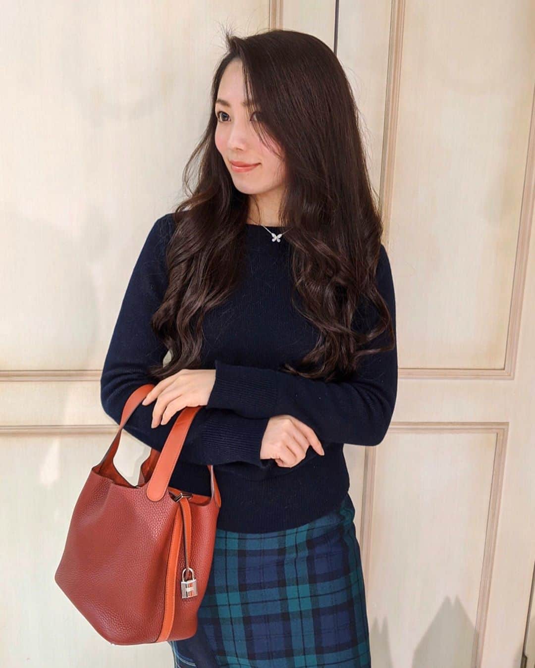 のインスタグラム：「. #ayumi_y_ootd 👗 撮影前に新年最初のヘアメンテナンス&ネイル✂️💅 . #knit & #bag @hermes  #skirt @grace_continental.div  #necklace @graff . . #ootd #outfit #fashion #hermes #gracecontinental #graff #ファッション #コーディネート #今日のコーデ #今日の服 #エルメス #グレースコンチネンタル #グラフ #グラフバタフライ」